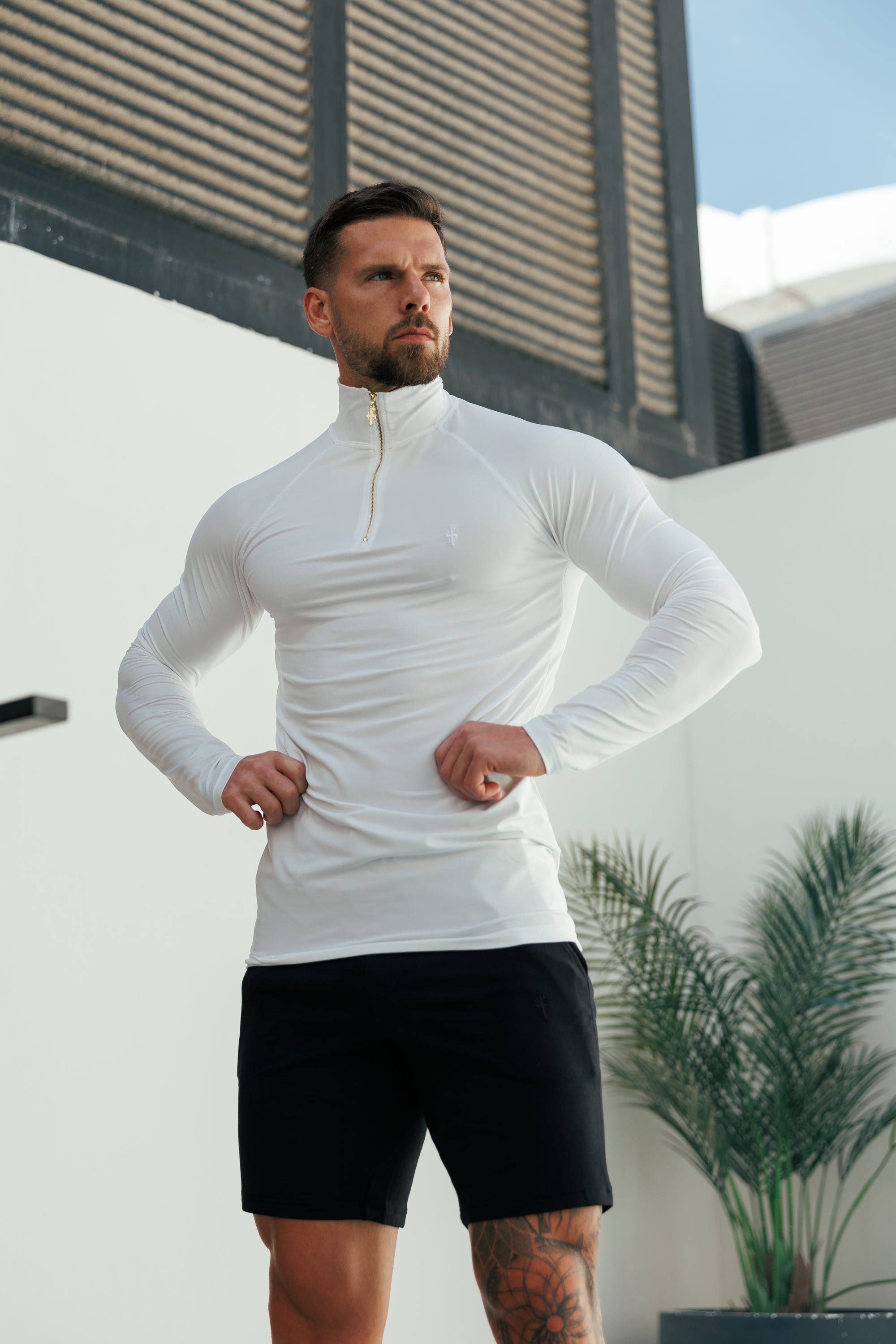 Muskelbetontes, langärmeliges, weiß/goldenes Sporttop mit halbem Reißverschluss - FSH889