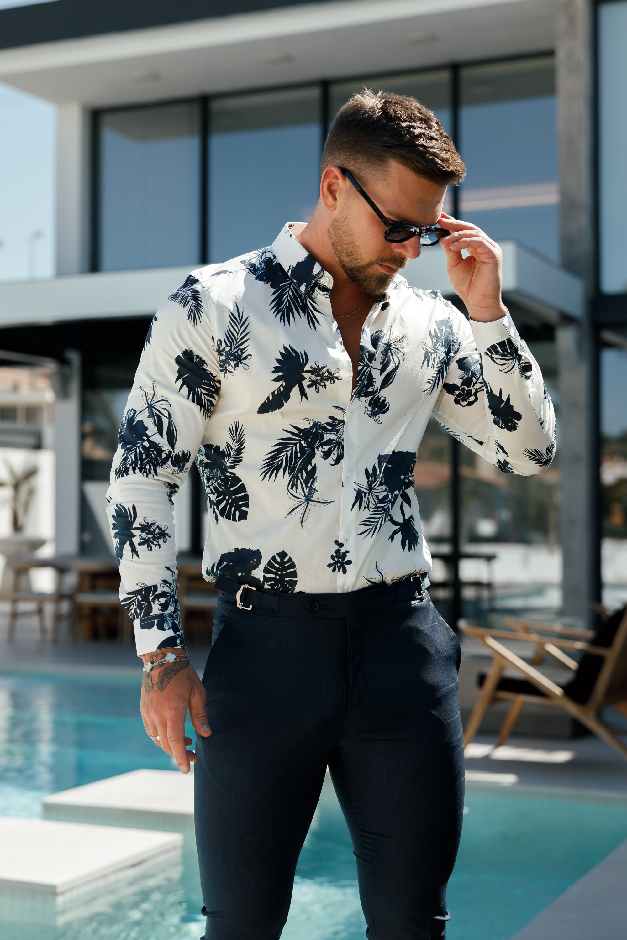 Schmal geschnittene, formelle, marineblaue Stretchhose mit Karomuster und seitlichen Verstellmöglichkeiten - FST030