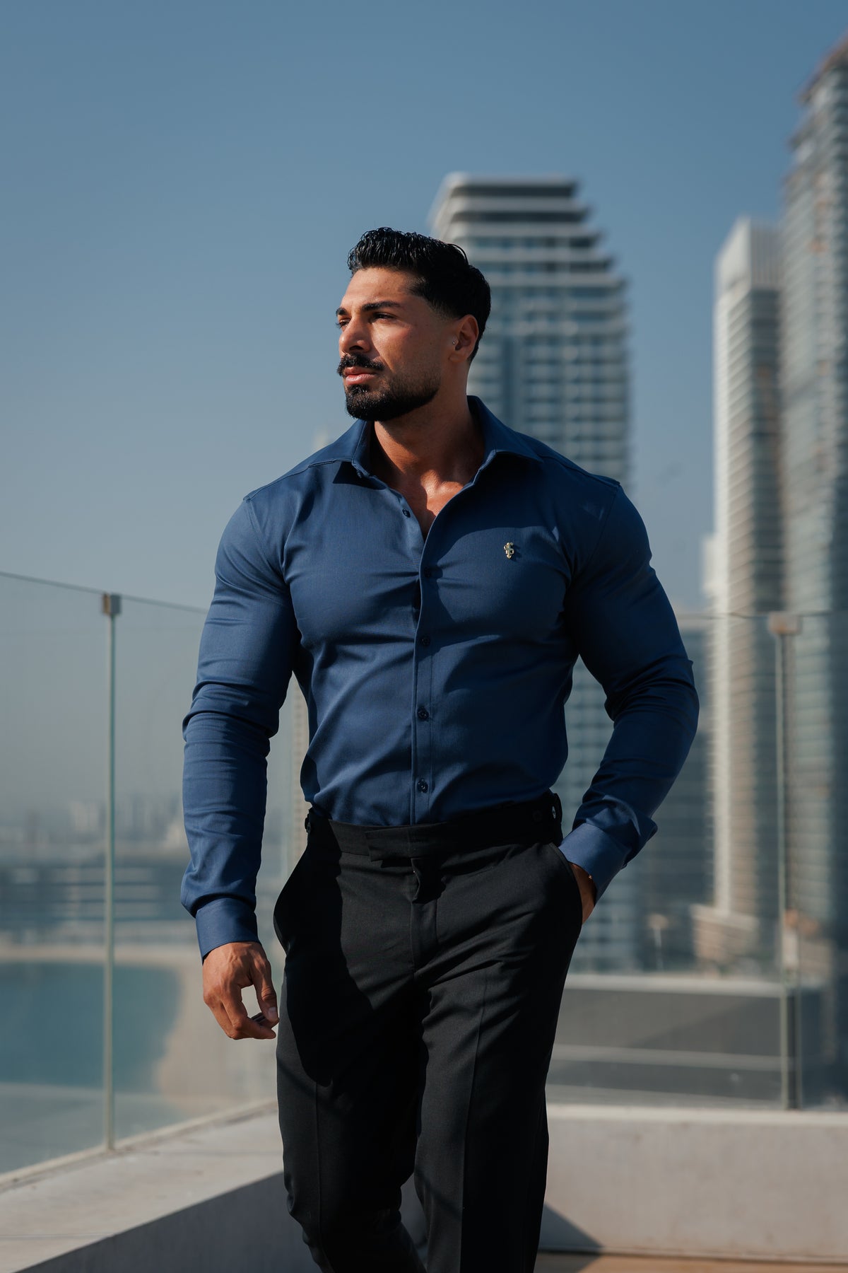 Super Slim Stretch Denim-Langarmhemd in New Navy mit goldfarbenem Metalldetail und Haikragen - FS1314