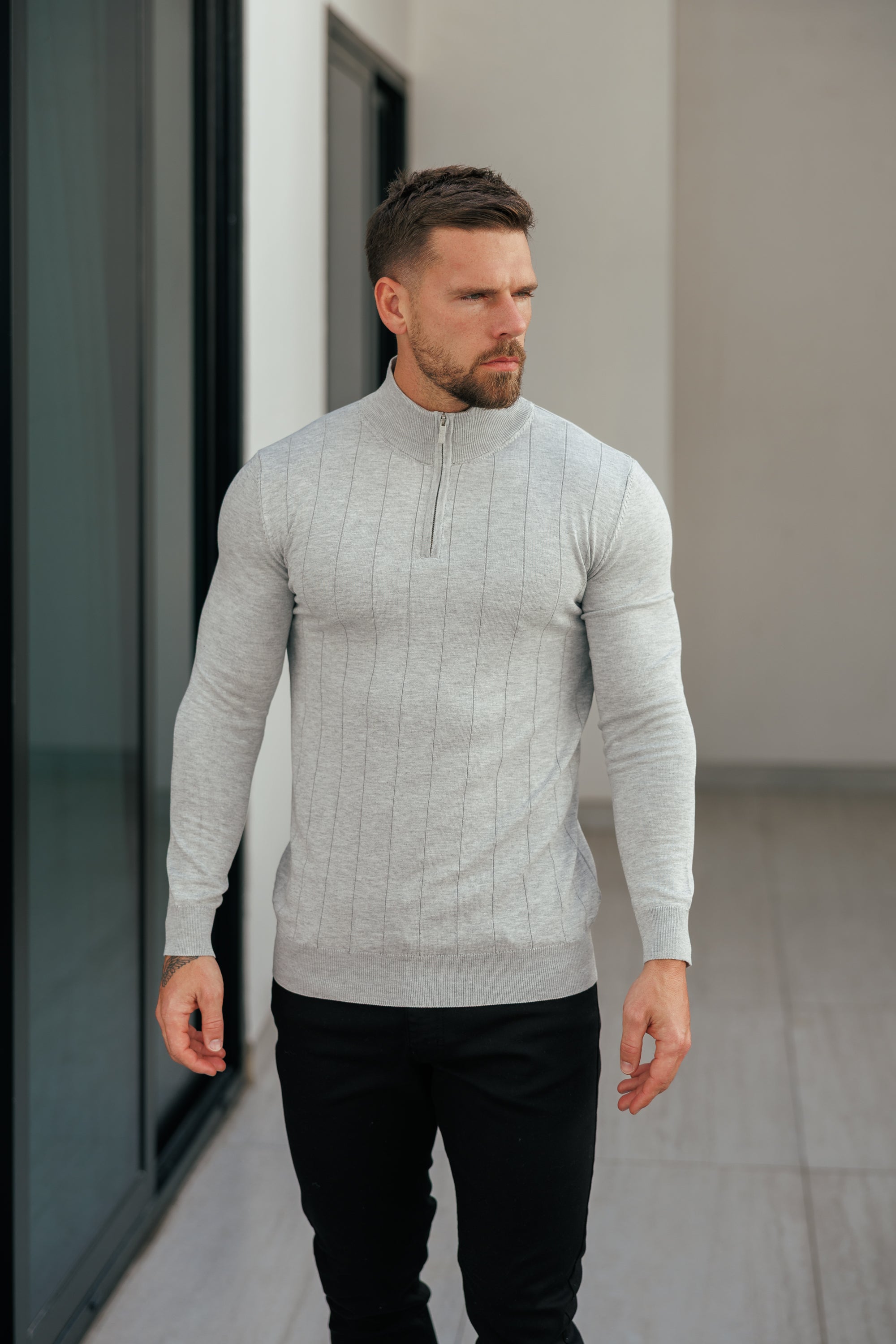Gestreifter Strickpullover mit 1/4-Reißverschluss und Stehkragen, silbergrau, langärmlig - FSR051