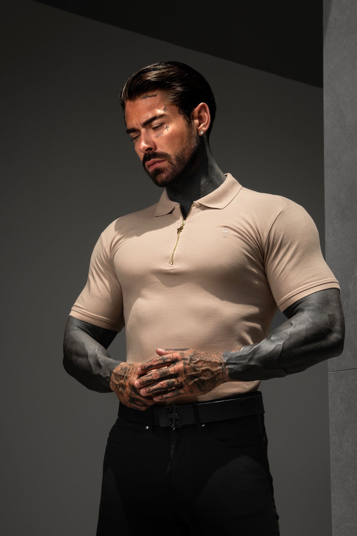 Klassisches beige-goldenes Polo-Shirt mit Reißverschluss - FSH1522