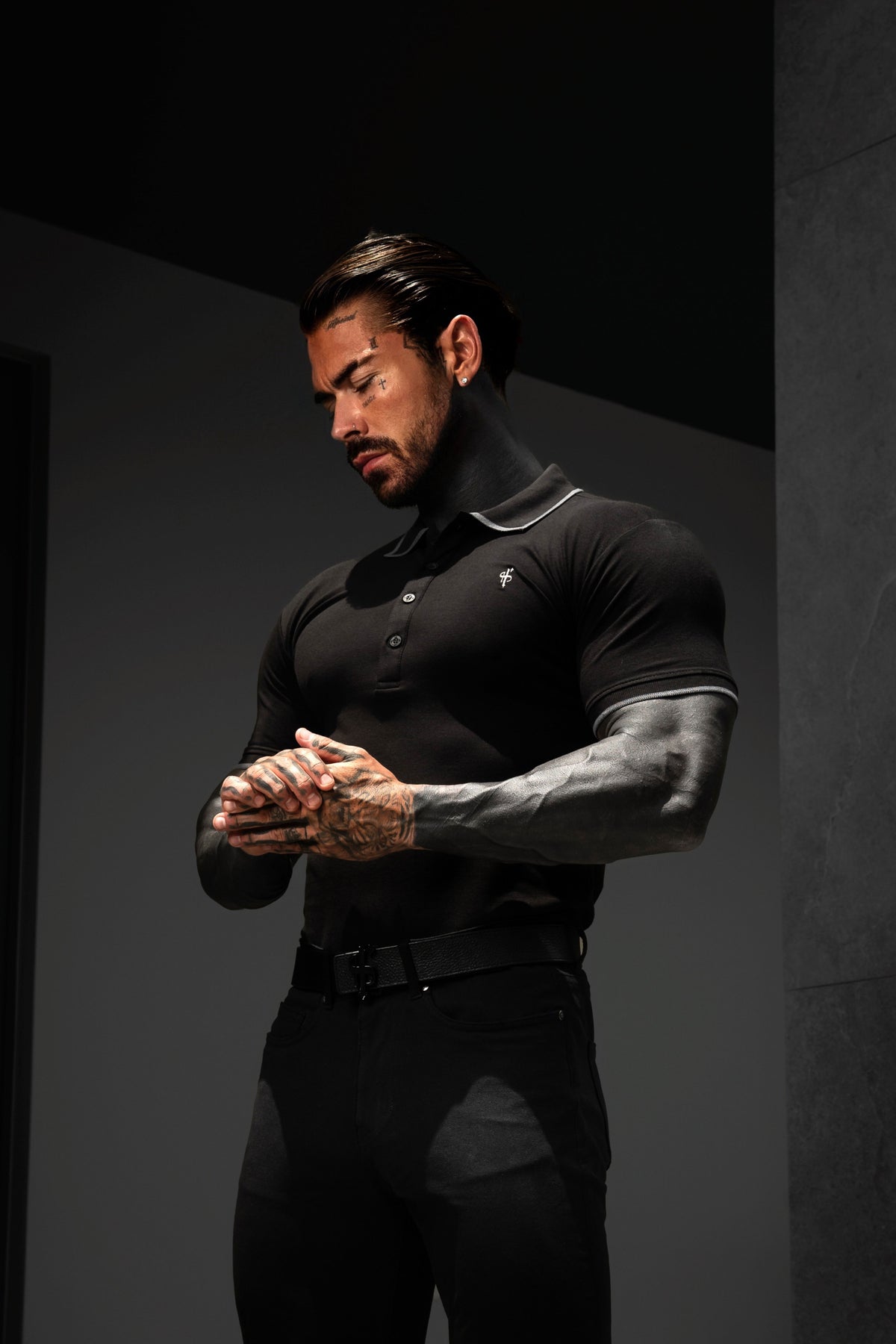 Polo-Shirt in Schwarz/Anthrazit mit Kontrastkragen und Ärmeln - FSH1670