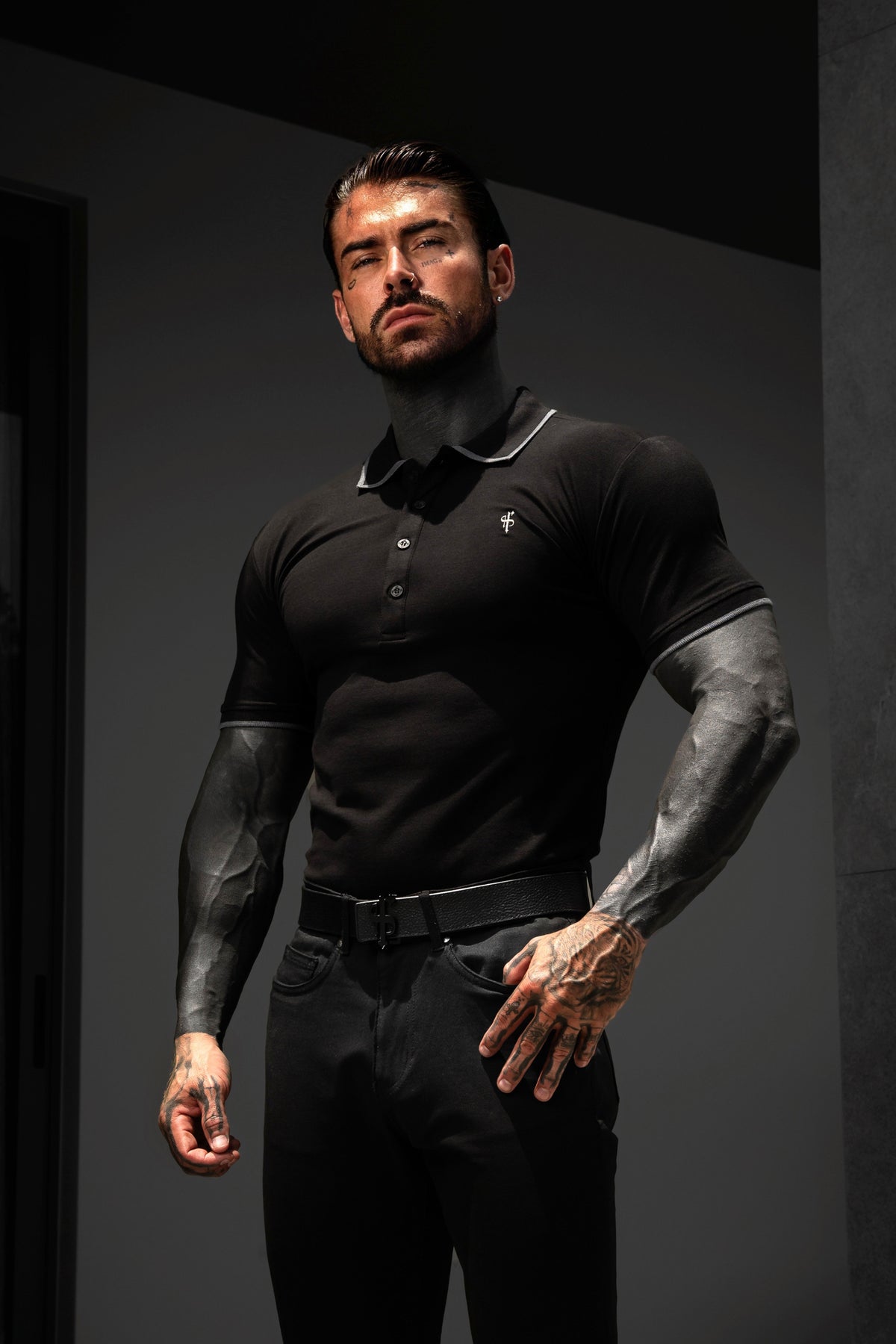 Polo-Shirt in Schwarz/Anthrazit mit Kontrastkragen und Ärmeln - FSH1670