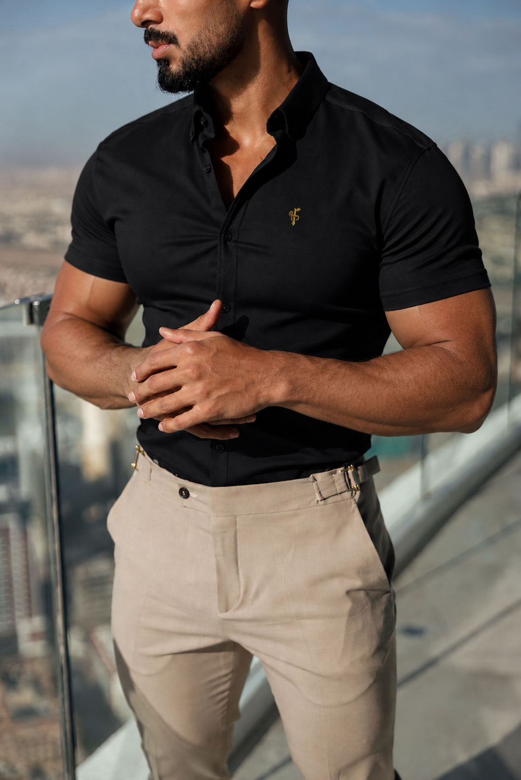 Super Slim Stretch Jeanshemd in Schwarz, kurzärmelig, mit goldenem Metalldekor und Button-Down-Kragen – FS1041 (VORBESTELLUNG 18. OKTOBER)
