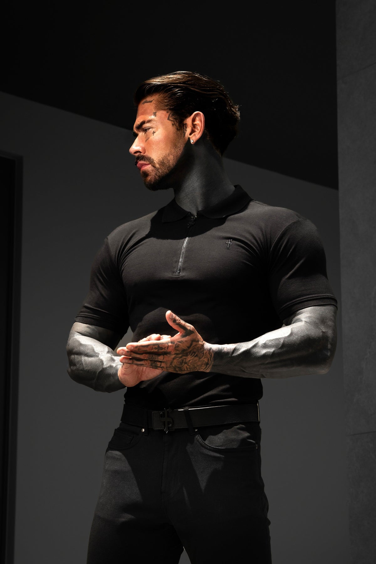 Klassisches schwarzes Poloshirt mit Reißverschluss - FSH1533