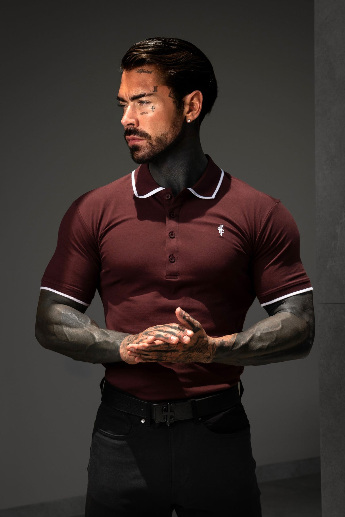 Burgunderrotes/weißes Poloshirt mit Kontrastkragen und -ärmeln – FSH1676
