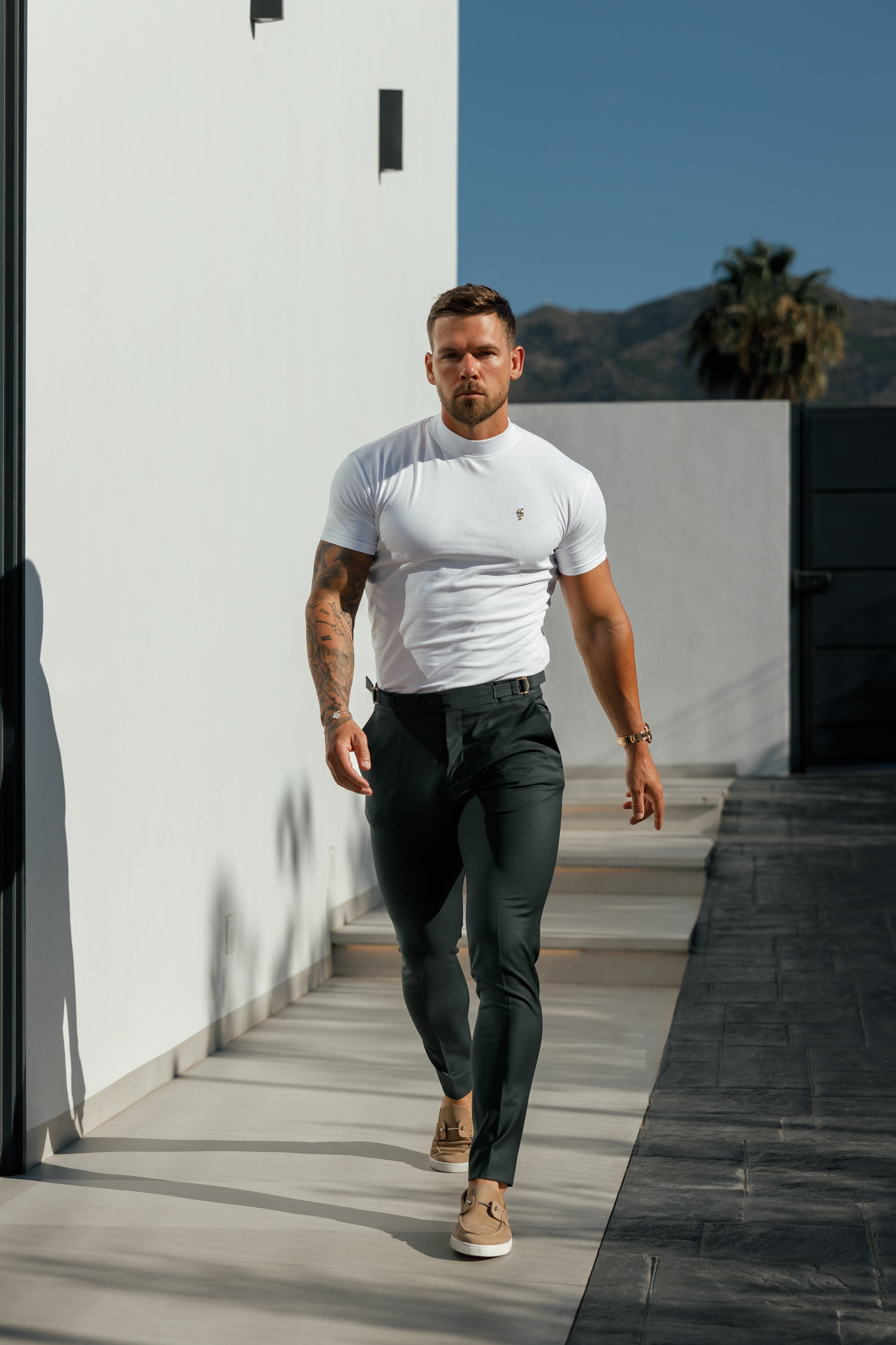 Schmale, elegante, dunkelgrüne Stretchhose mit seitlichen Verstellmöglichkeiten - FST032