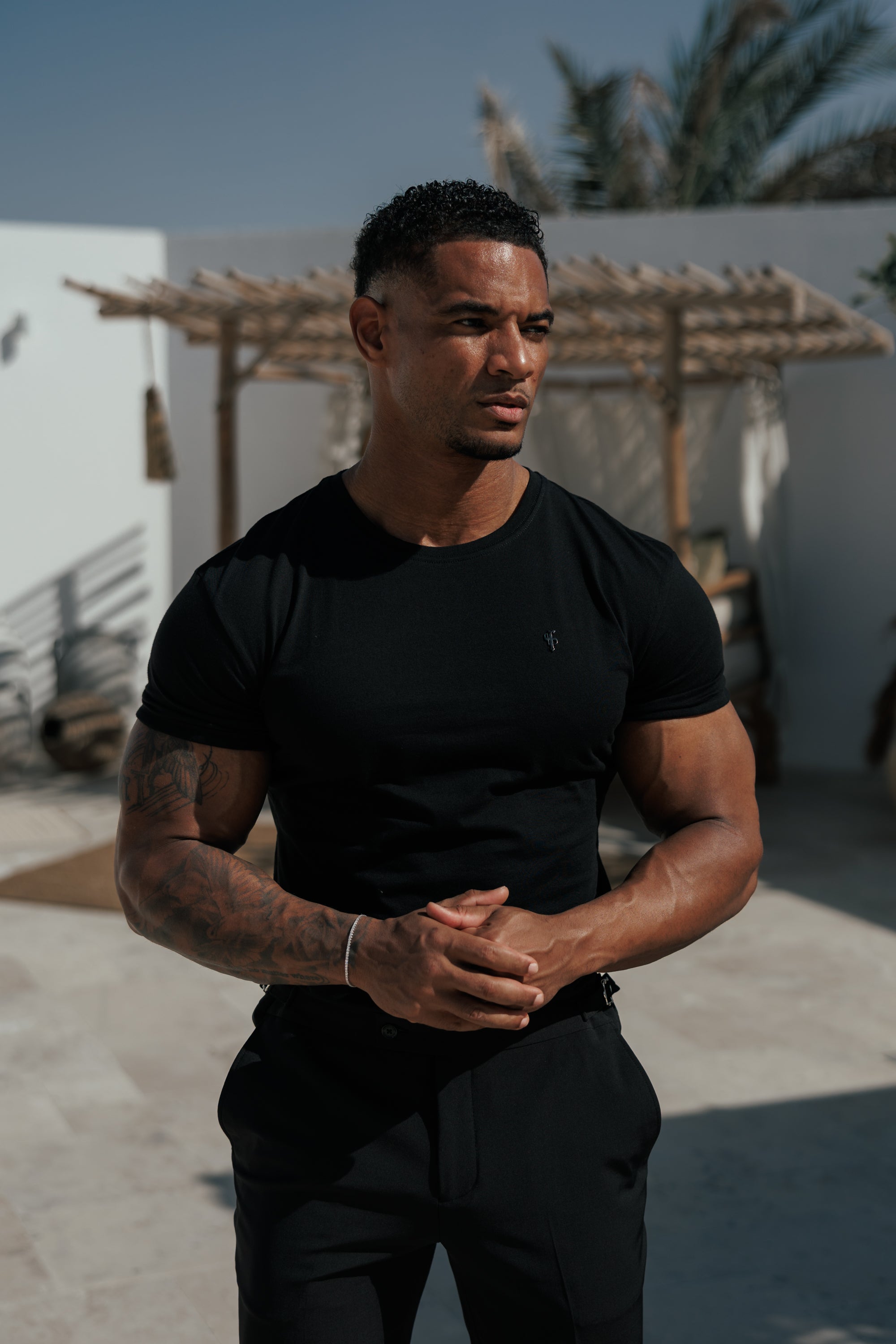 Schwarzes Crew-T-Shirt mit Black Metal Emblem Abziehbild FSH1454 (VORBESTELLUNG 11. MAI)