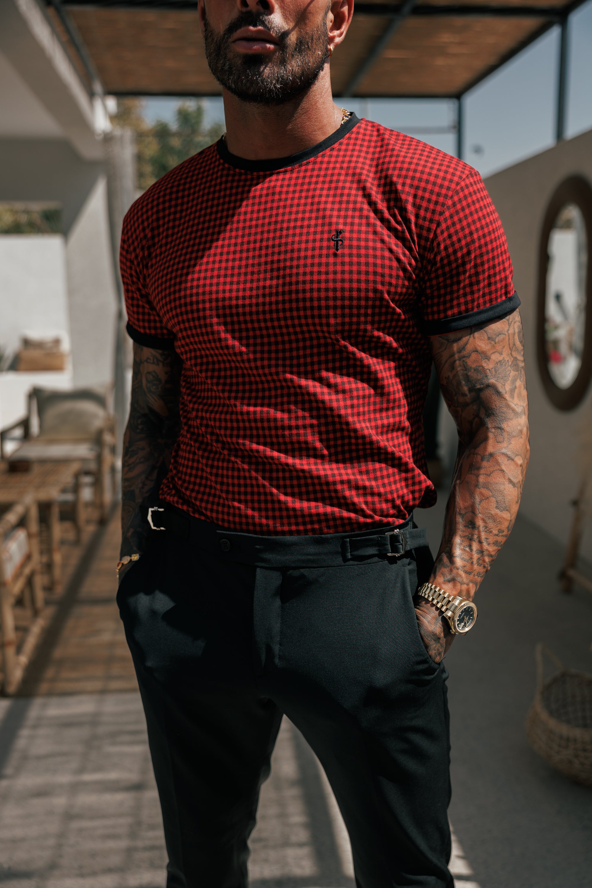 Bedrucktes, schwarz/rot kariertes, tailliertes T-Shirt - FSH1237
