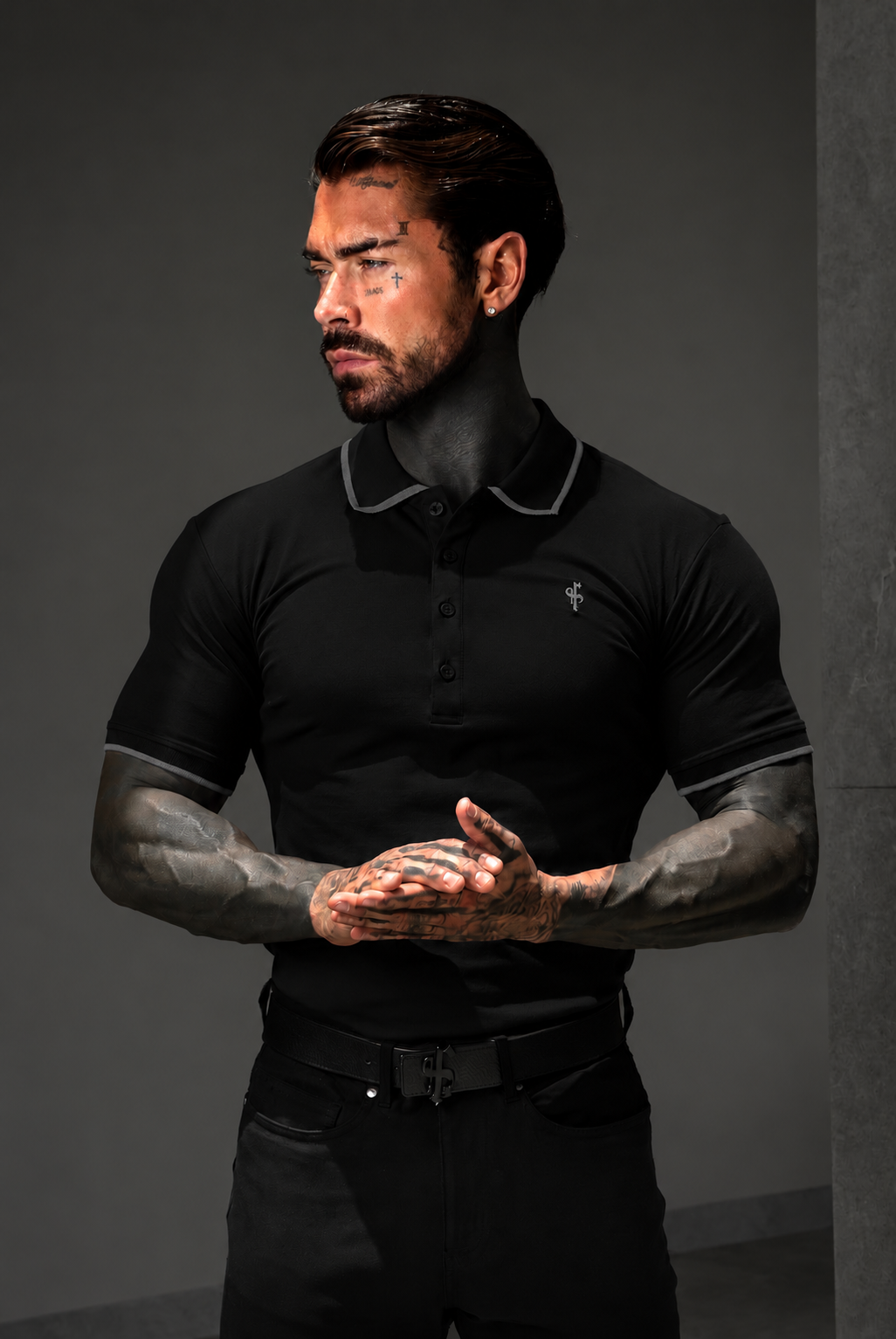 Polo-Shirt in Schwarz/Anthrazit mit Kontrastkragen und Ärmeln - FSH1670