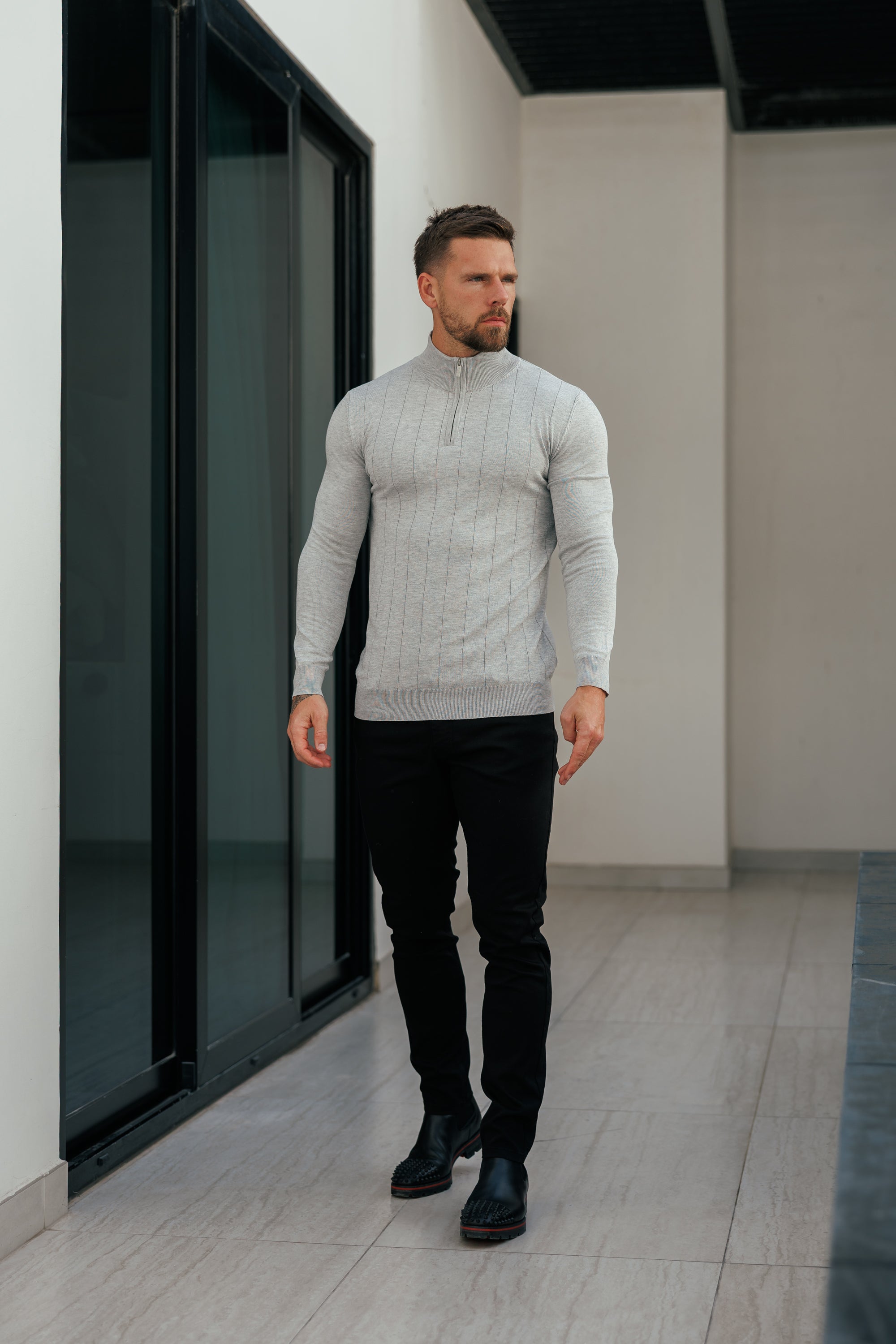 Gestreifter Strickpullover mit 1/4-Reißverschluss und Stehkragen, silbergrau, langärmlig - FSR051