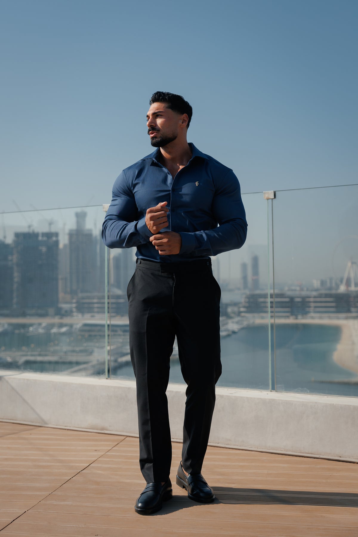 Super Slim Stretch Denim-Langarmhemd in New Navy mit goldfarbenem Metalldetail und Haikragen - FS1314