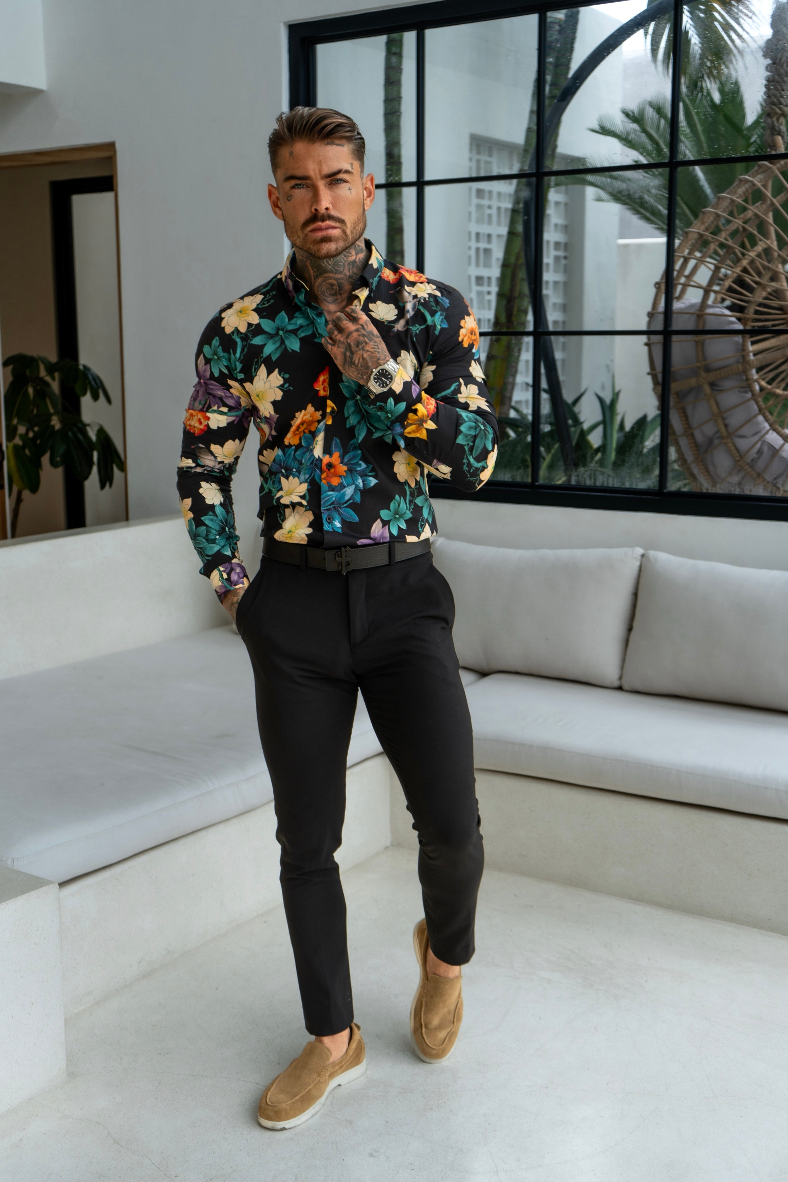 Klassisches Stretch-Langarmshirt in Schwarz mit lebhaftem Blumenmuster und Knopfleiste am Kragen - FS1154