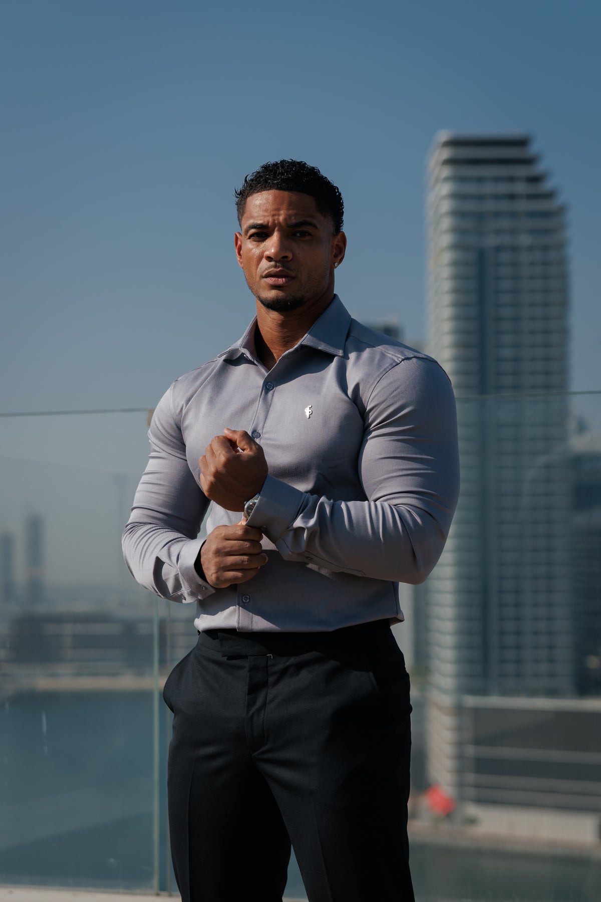 Super Slim Stretch Denim-Langarmhemd in Mittelgrau mit silbernem Metalldekor und Haikragen – FS1319