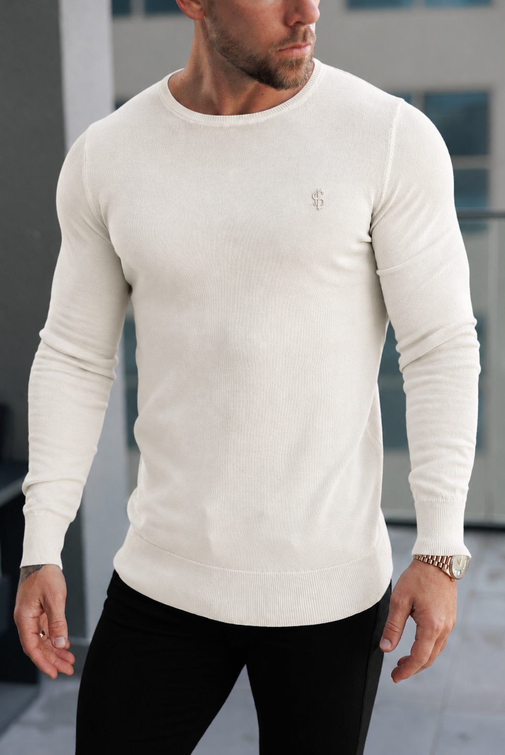 Einfarbiger Rundhalspullover aus weichem Strick in Creme – FSA099