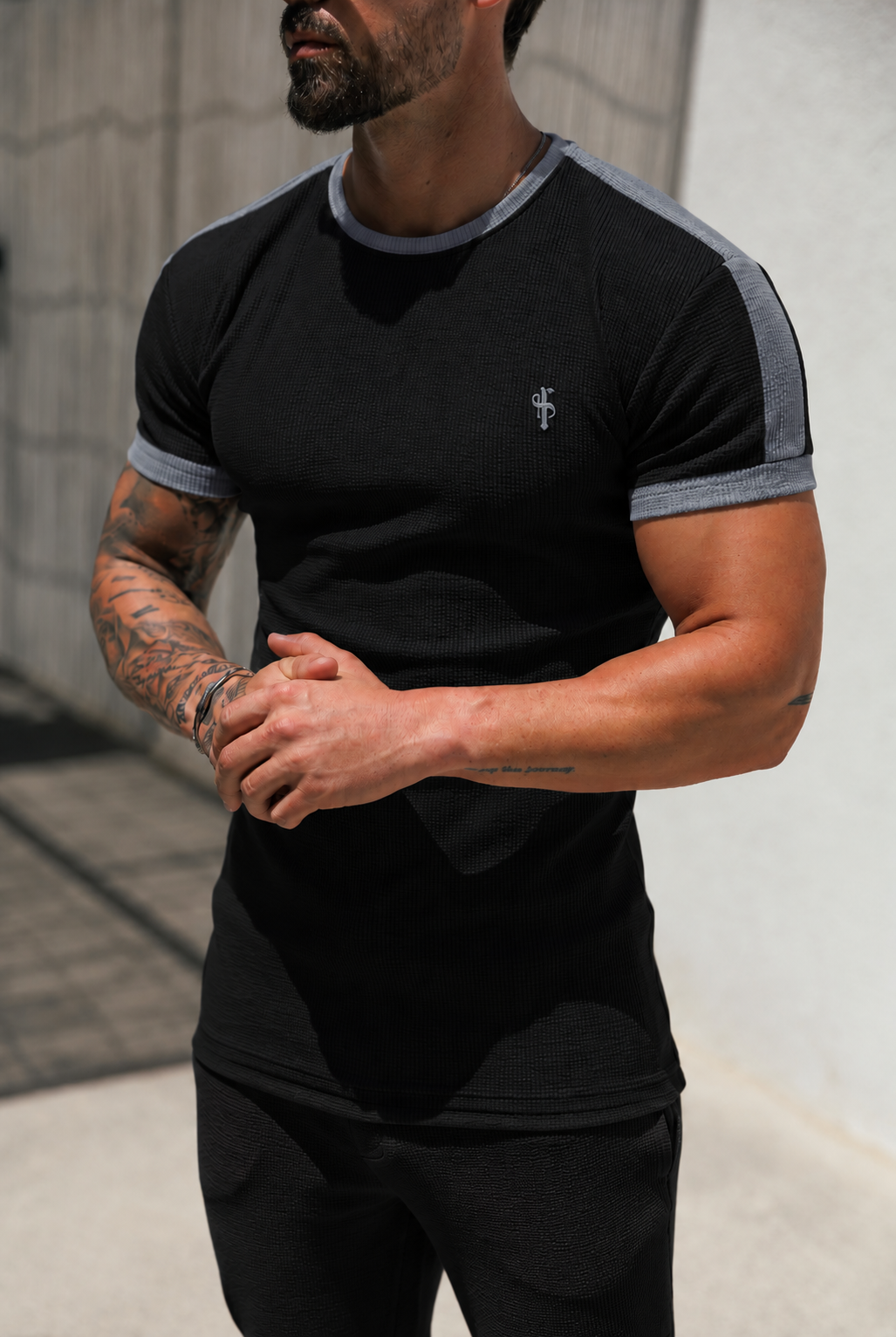 Schwarz / Gunmetal Jersey-T-Shirt mit Kordel-Kontrast - FSR143