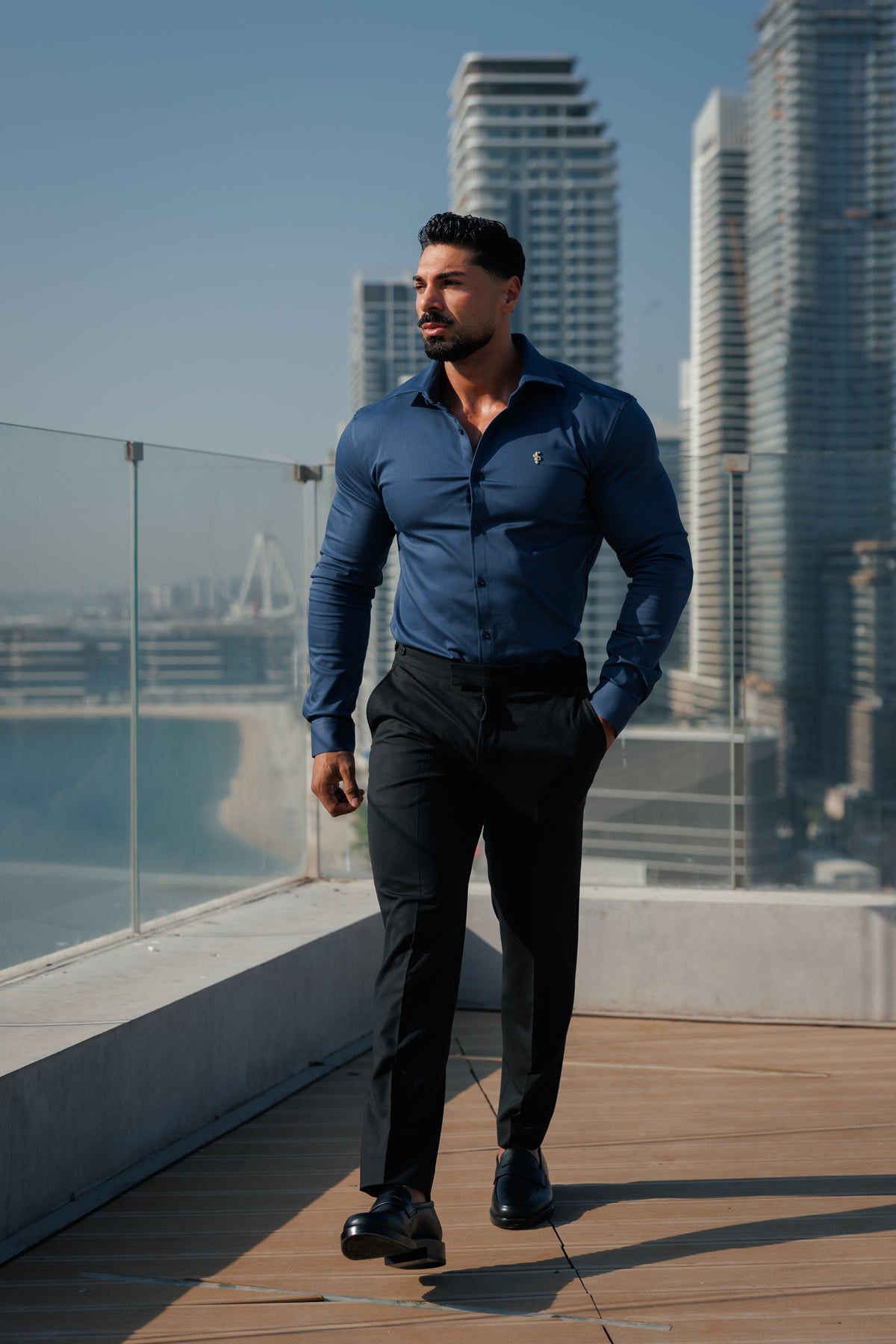 Super Slim Stretch Denim-Langarmhemd in New Navy mit goldfarbenem Metalldetail und Haikragen - FS1314