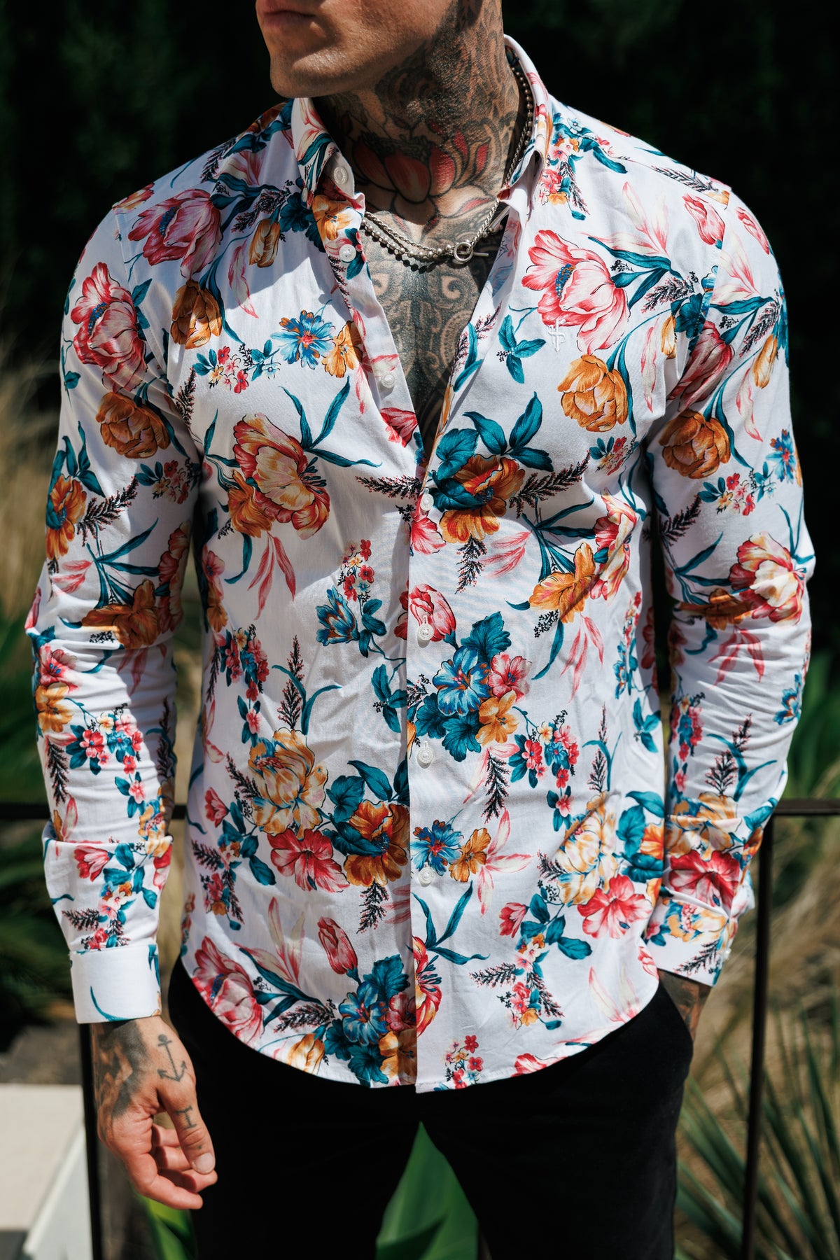 Super-Slim-Fit-Langarmshirt aus Stretchmaterial in Weiß mit leuchtendem Blumenmuster und Button-down-Kragen – FS1276