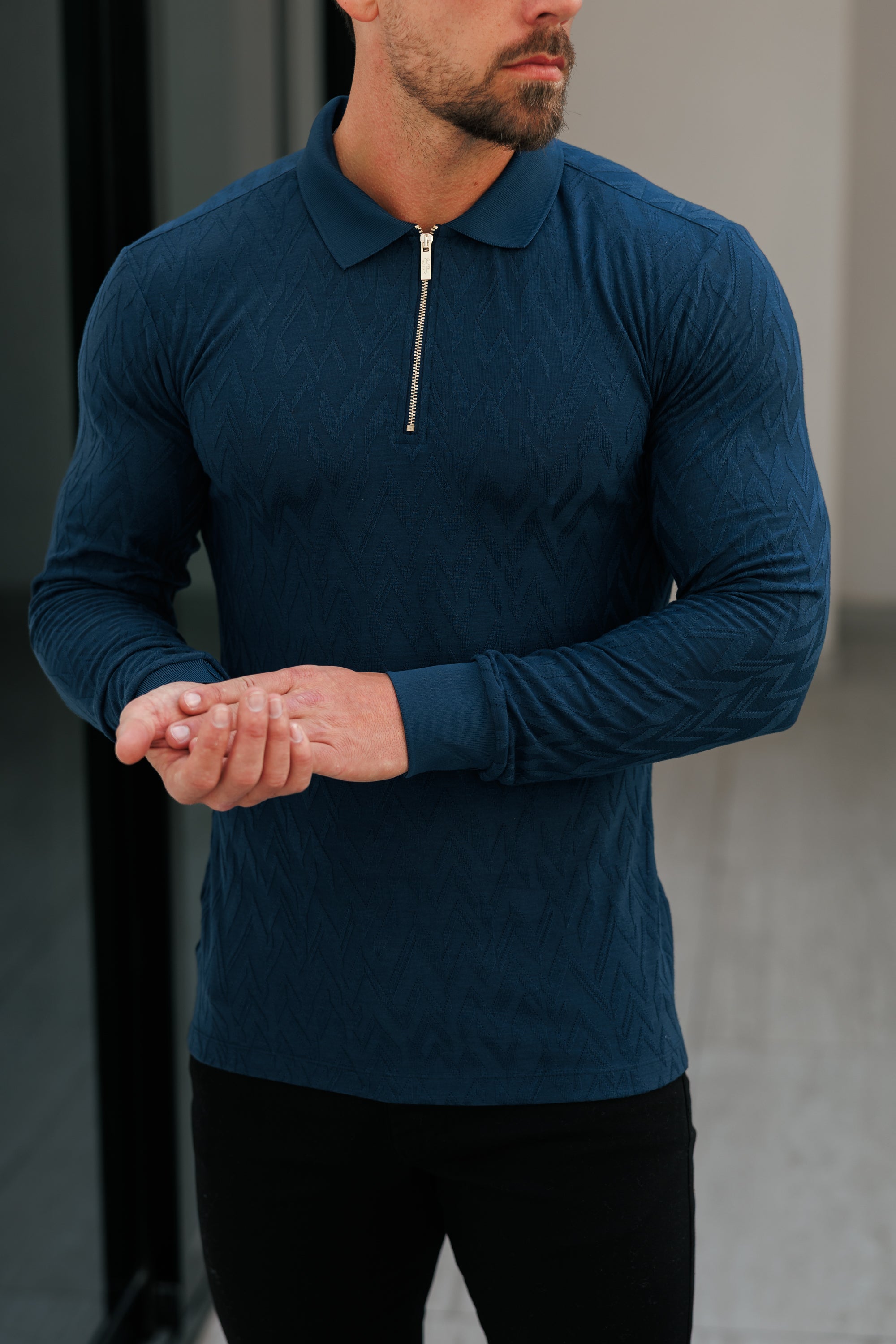 Klassisches Jacquard-Polohemd mit Chevron-Muster in Marineblau, langärmlig und mit Reißverschluss - FSR045