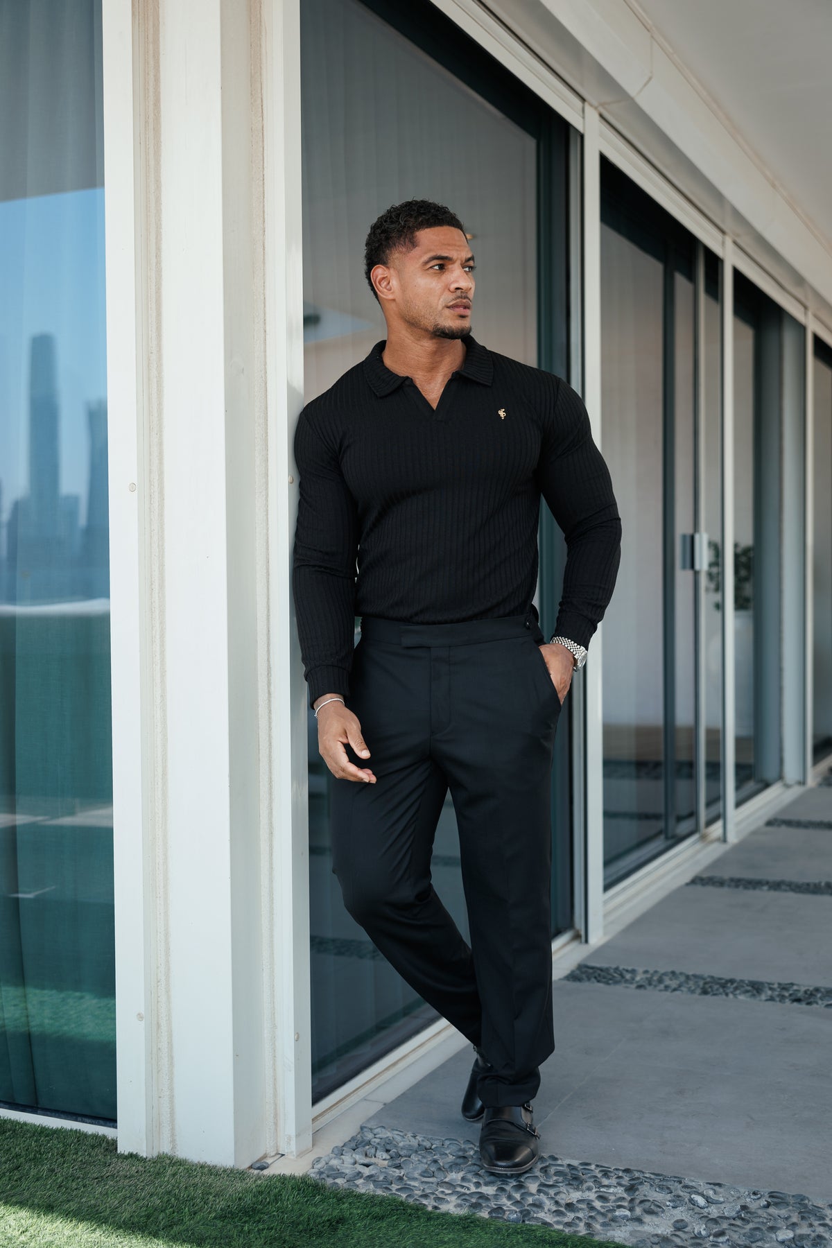 Schwarzes/goldenes Poloshirt mit geripptem Revers-Logo und geripptem Metalleinsatz, langärmlig - FSH1429
