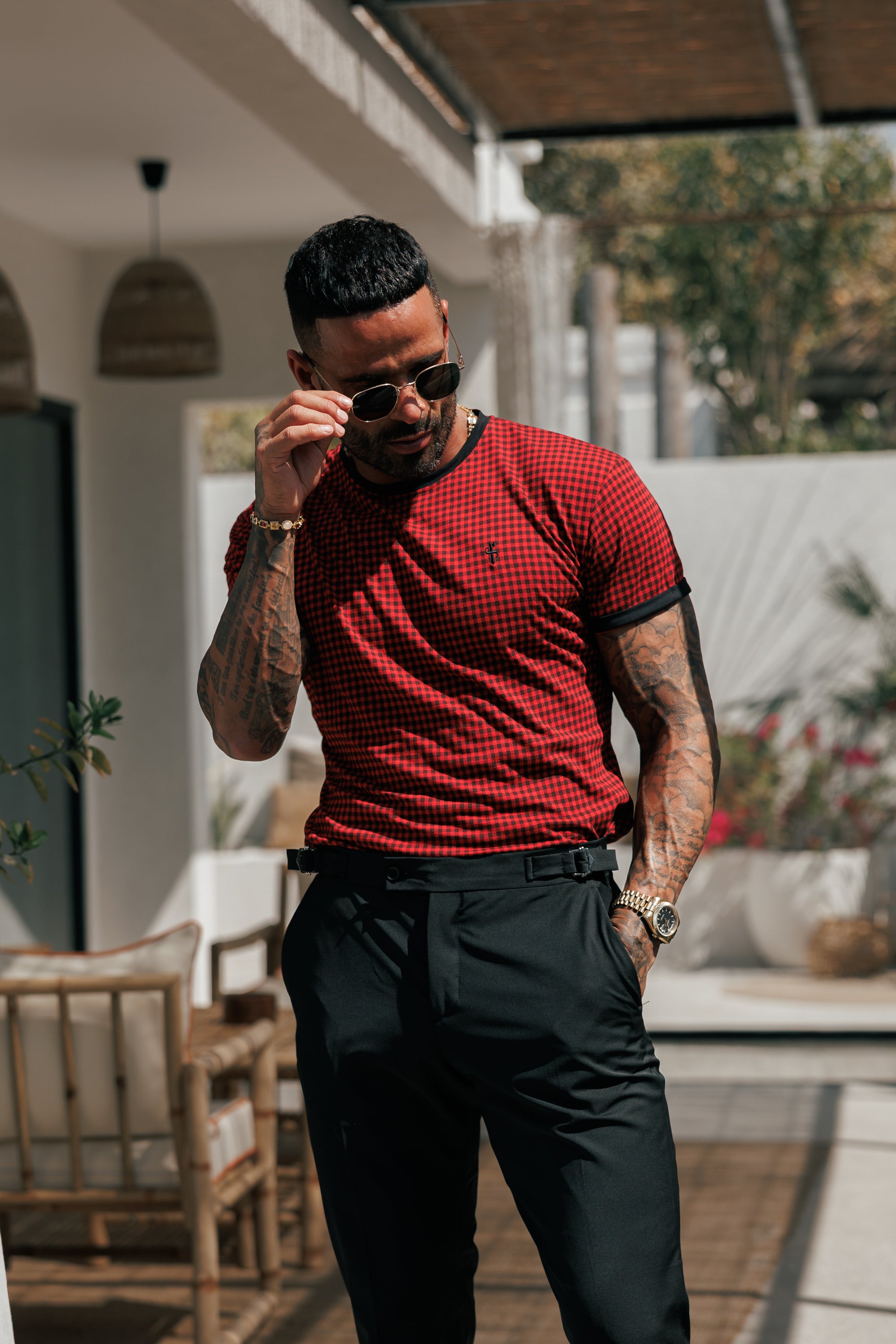 Bedrucktes, schwarz/rot kariertes, tailliertes T-Shirt - FSH1237