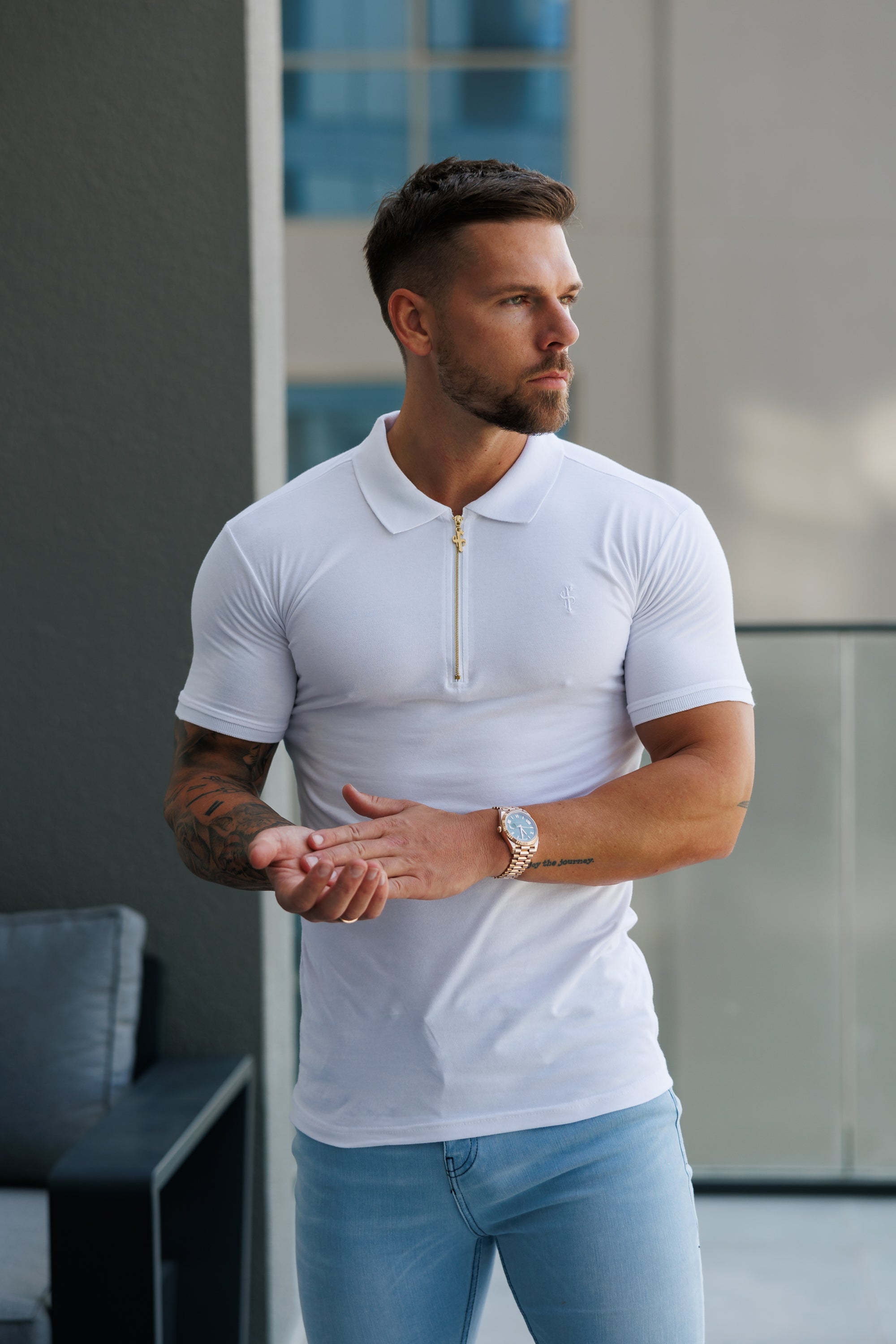 Klassisches Poloshirt mit Reißverschluss in Weiß und Gold – FSH1521