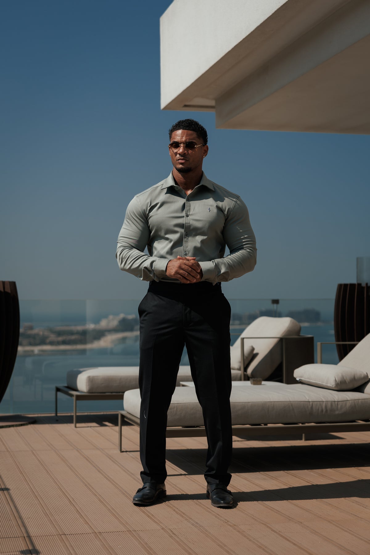 Super Slim Stretch Jeanshemd in Salbeigrün mit langen Ärmeln, silbernem Metalldekor und Haifischkragen - FS1318