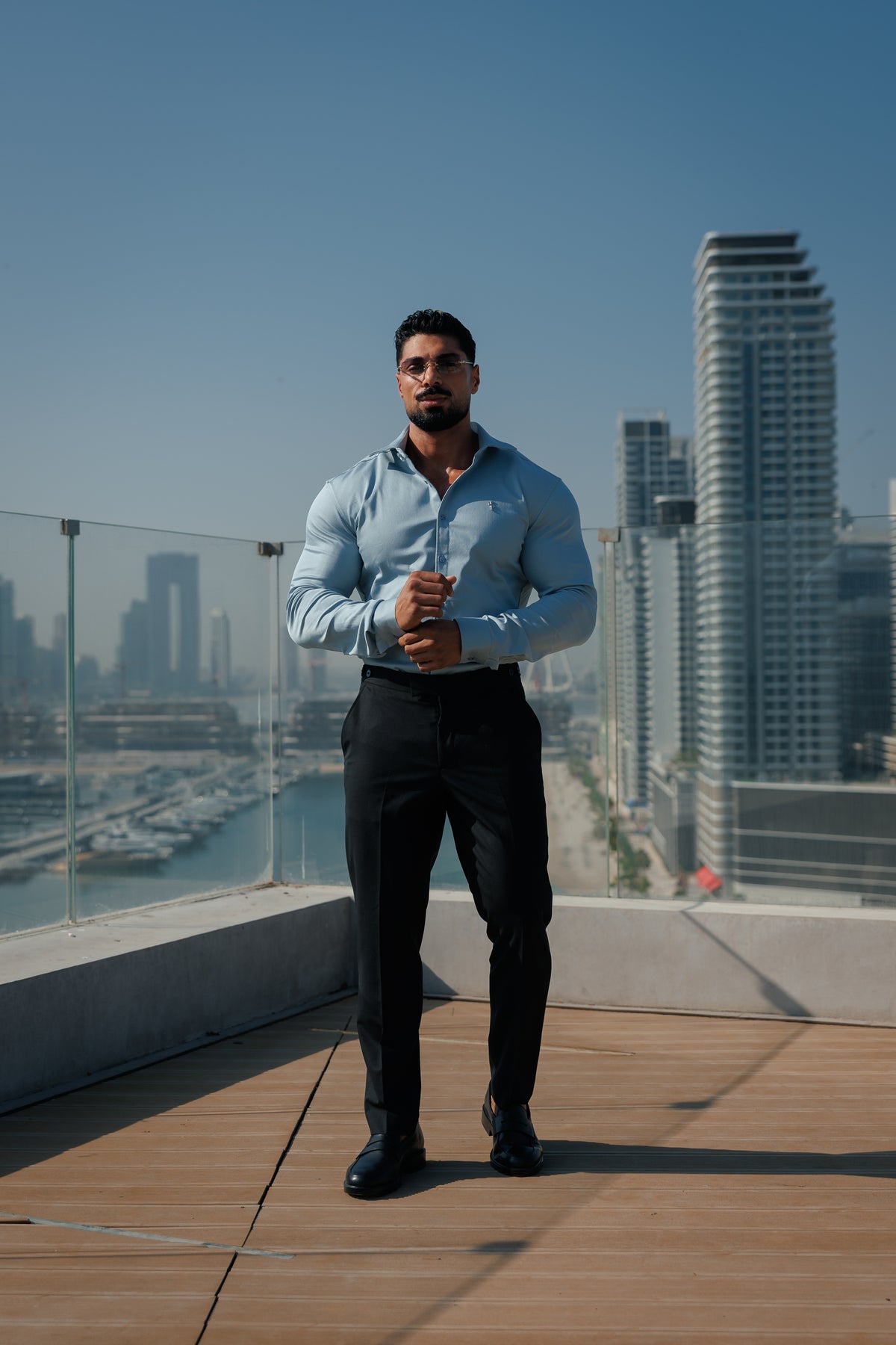 Super Slim Stretch-Jeanshemd in Stahlblau mit langen Ärmeln, silbernem Metalldetail und Haifischkragen - FS1313