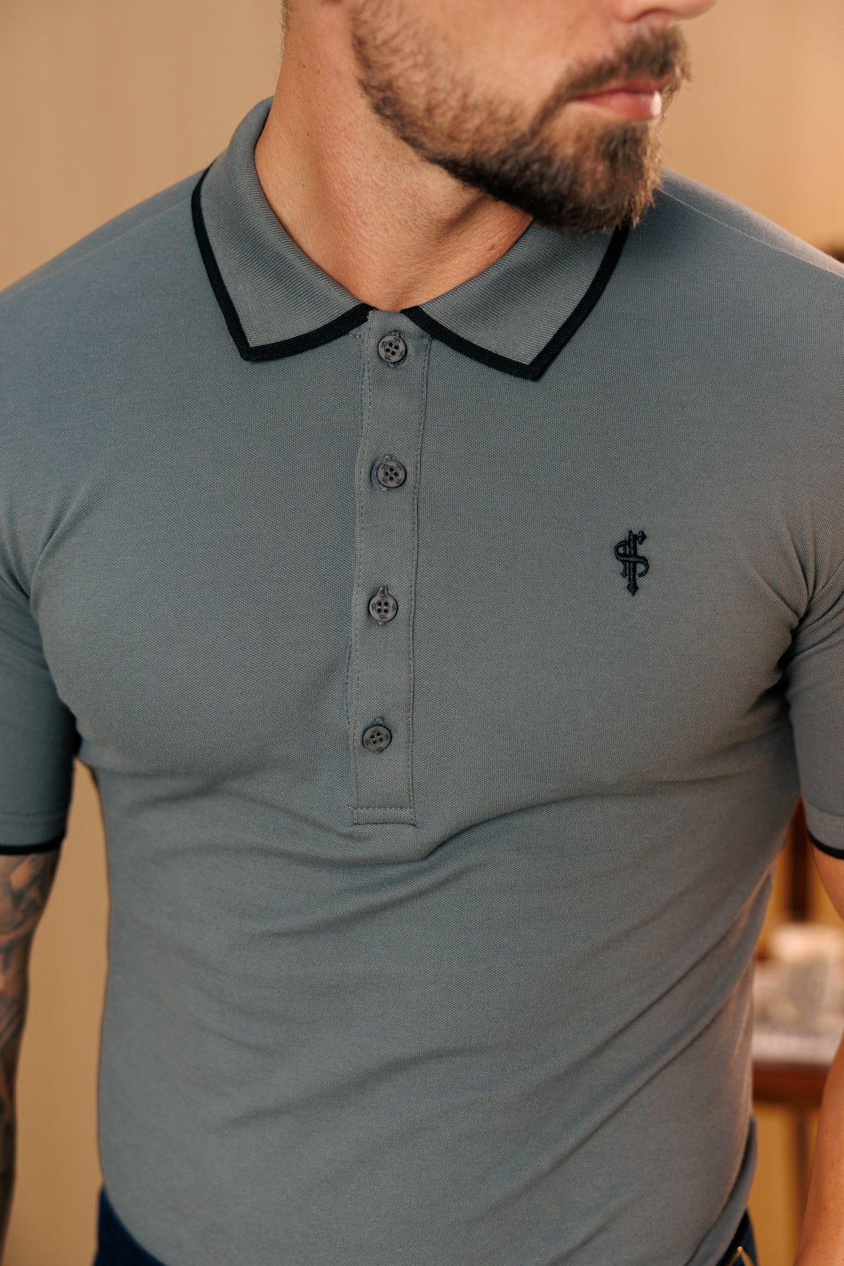 Holzkohle / Schwarzes Polo-Shirt mit Kontrastkragen und Ärmeln - FSH1675