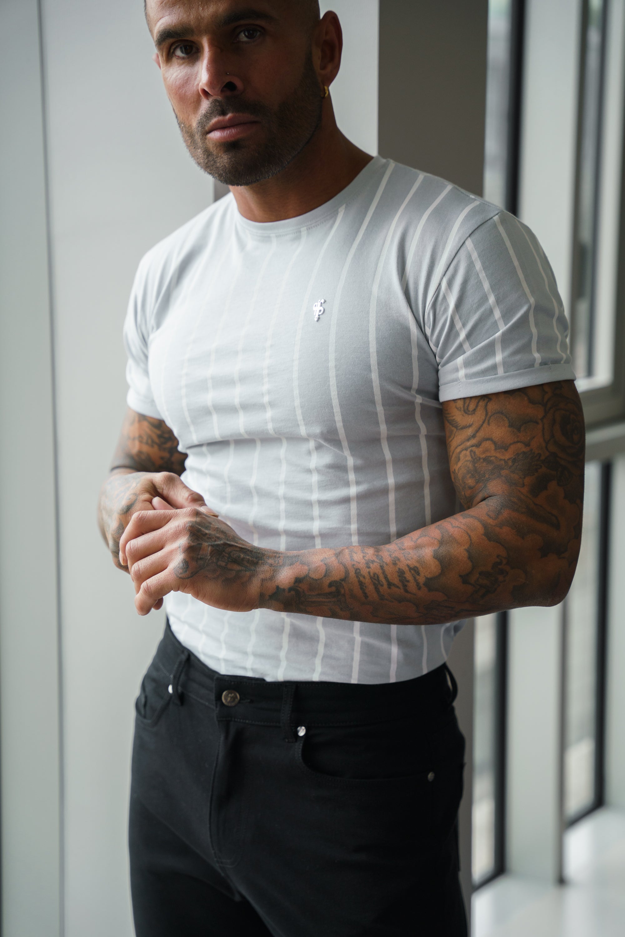 Bedrucktes, hellgrau/weiß gestreiftes, tailliertes T-Shirt - FSH1172