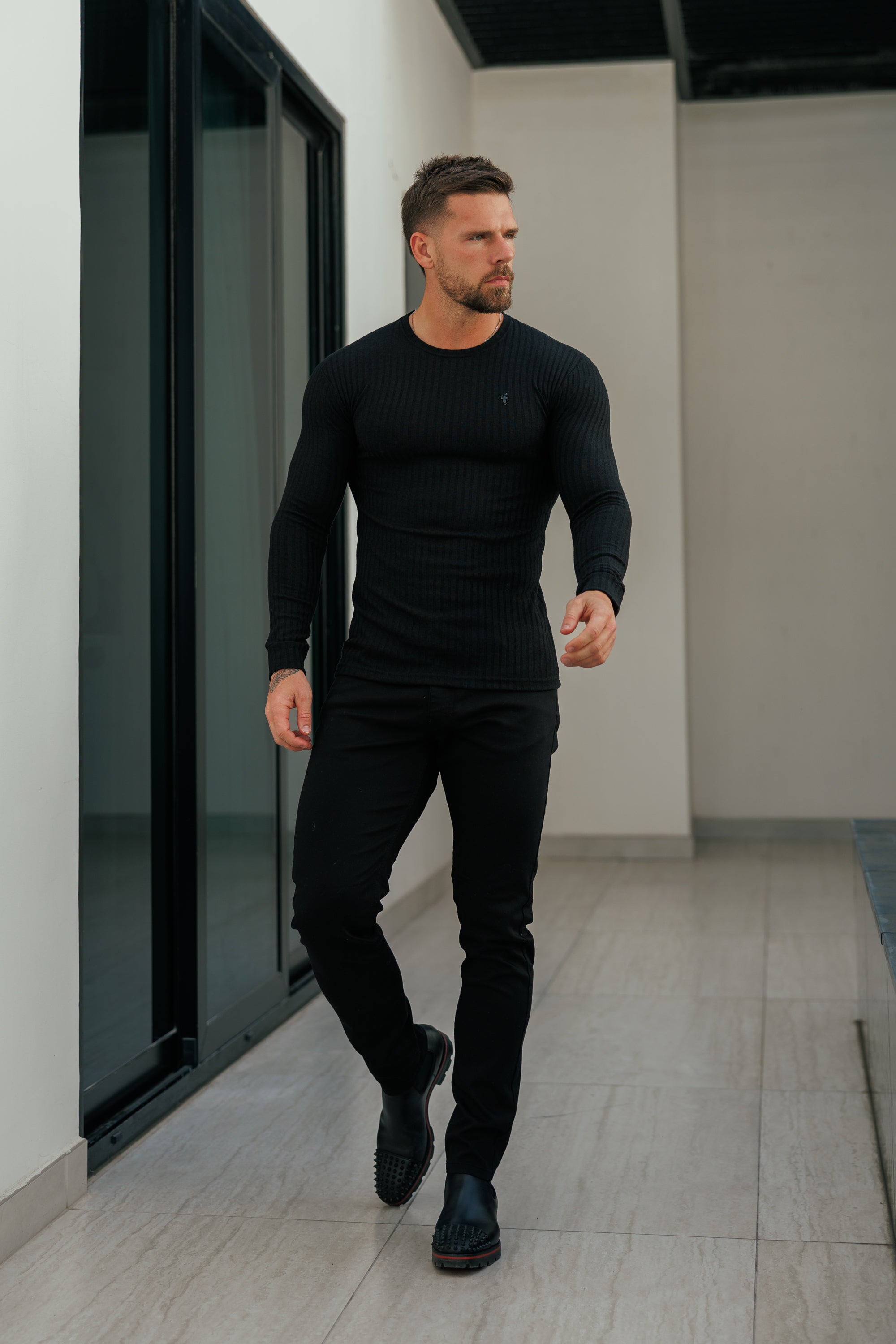 Superschmaler, schwarzer Rippstrickpullover mit schwarzem Metallemblem - FSH1443
