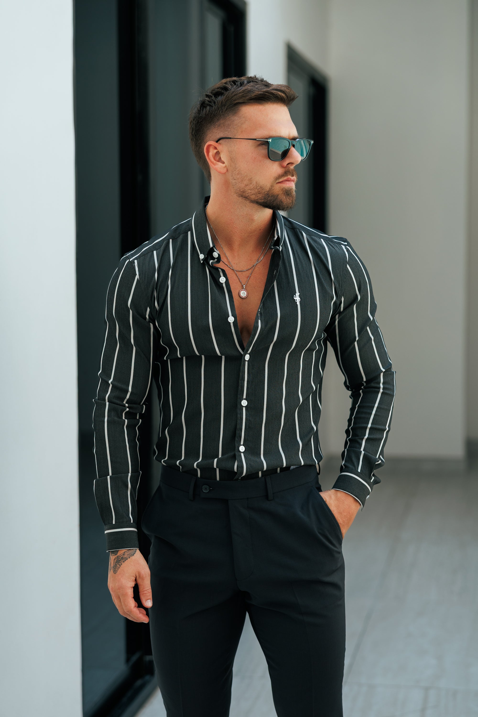Super Slim Stretch Langarmshirt mit breiten Streifen in Anthrazit/Weiß und Button-Down-Kragen - FS1224