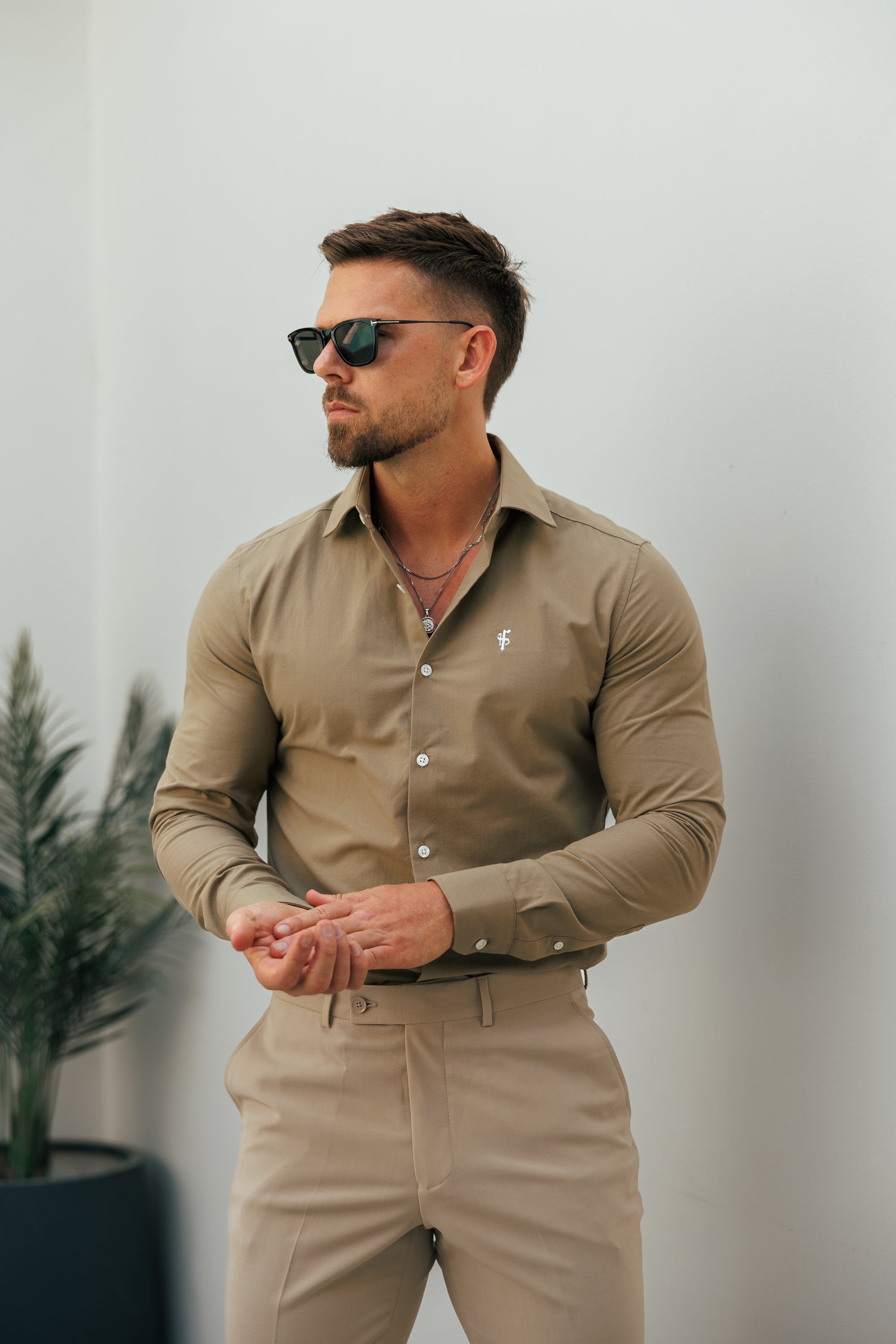 Klassisches khakifarbenes Langarmshirt mit Cutaway-Kragen - FS1178