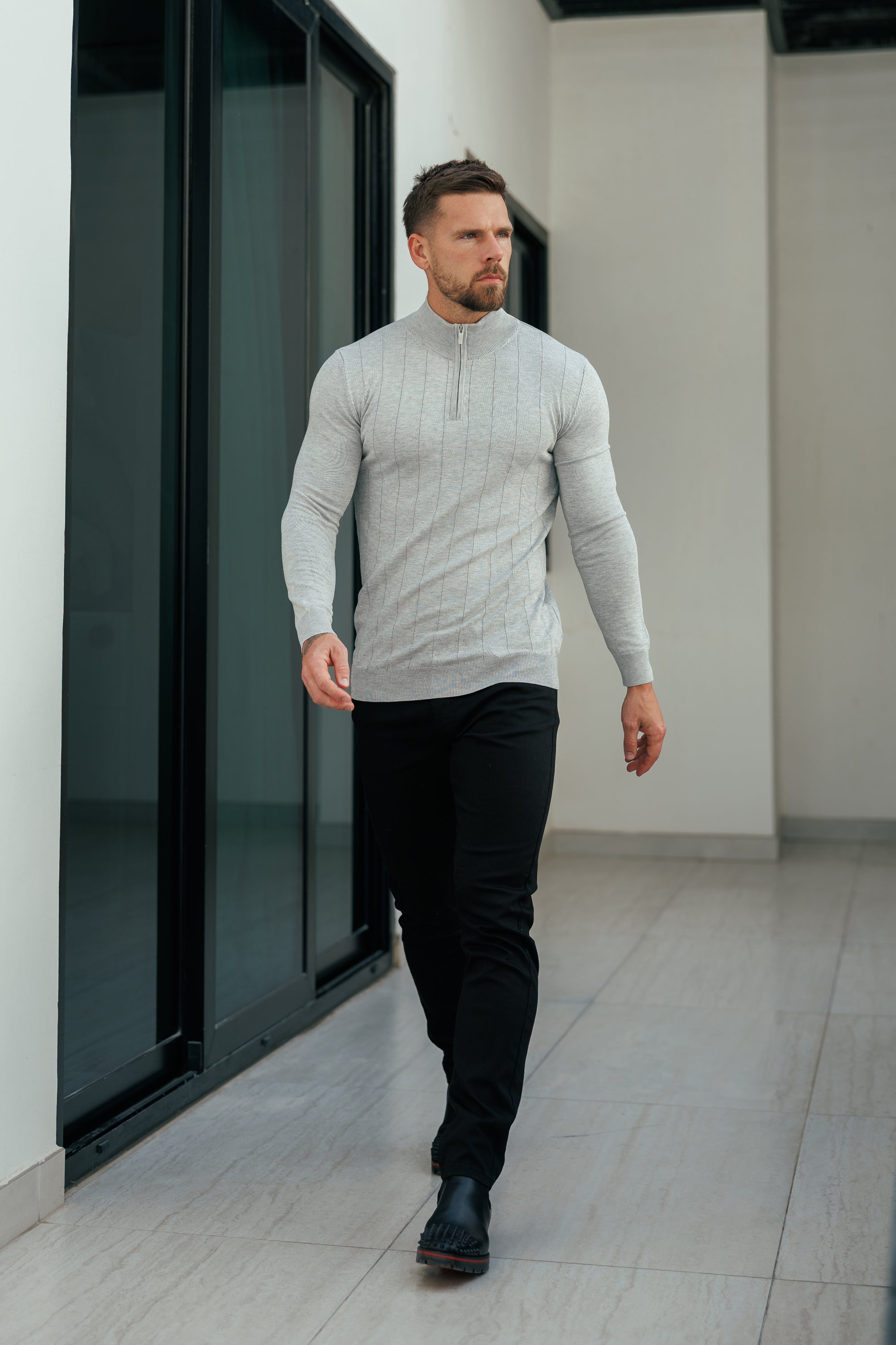 Gestreifter Strickpullover mit 1/4-Reißverschluss und Stehkragen, silbergrau, langärmlig - FSR051