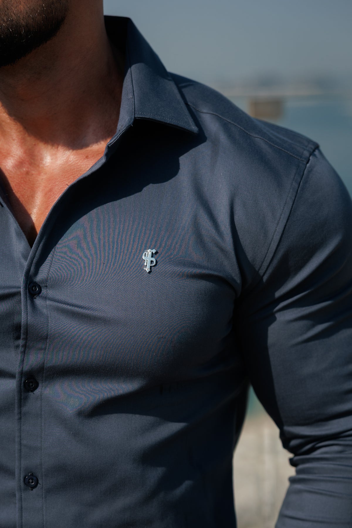 Super Slim Stretch-Denim-Hemd in Gunpowder mit langen Ärmeln, silbernem Metalldekor und Haifischkragen - FS1315