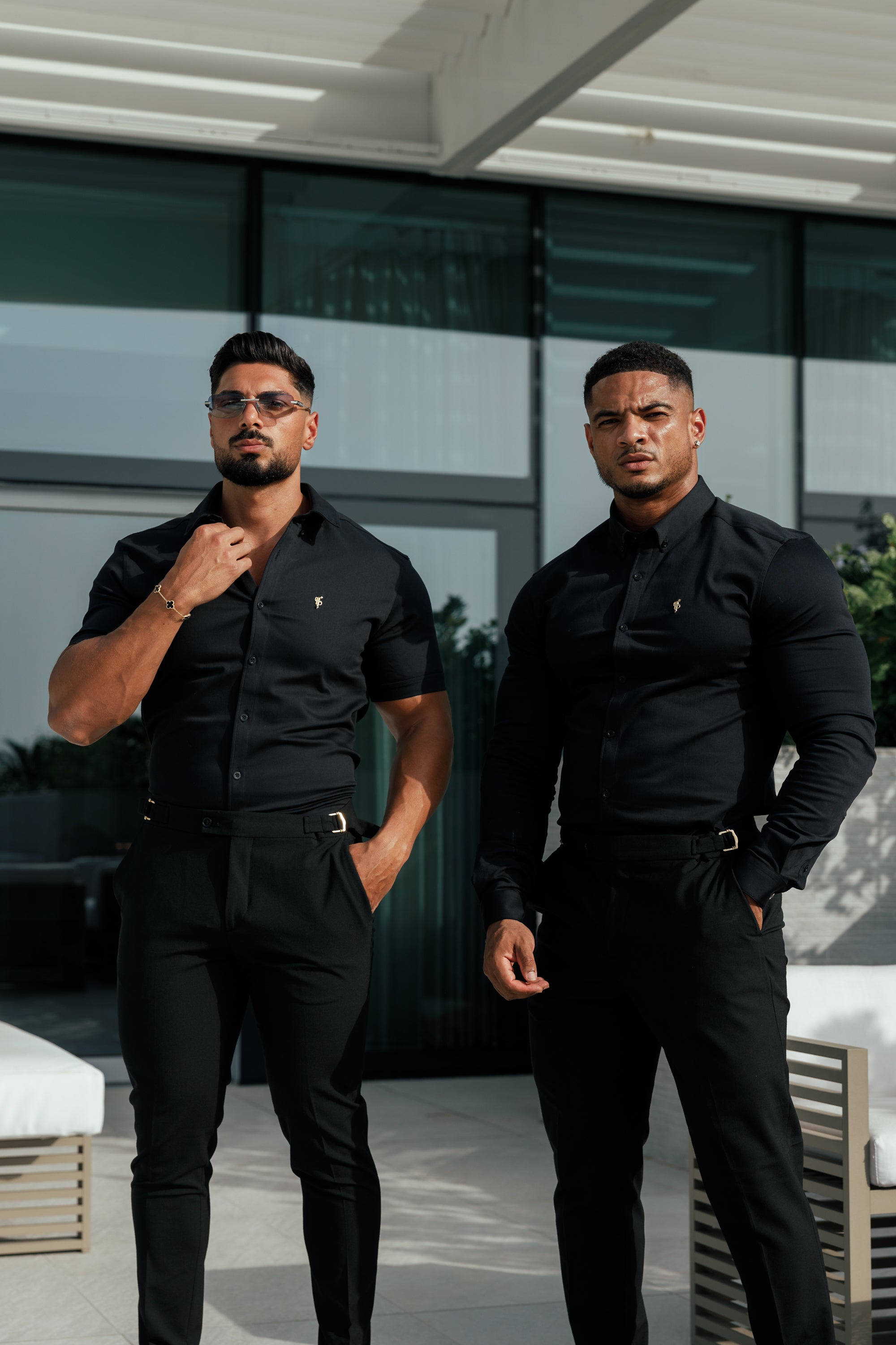 Schmale, formelle schwarze Stretchhose mit goldenen Taillenverstellern