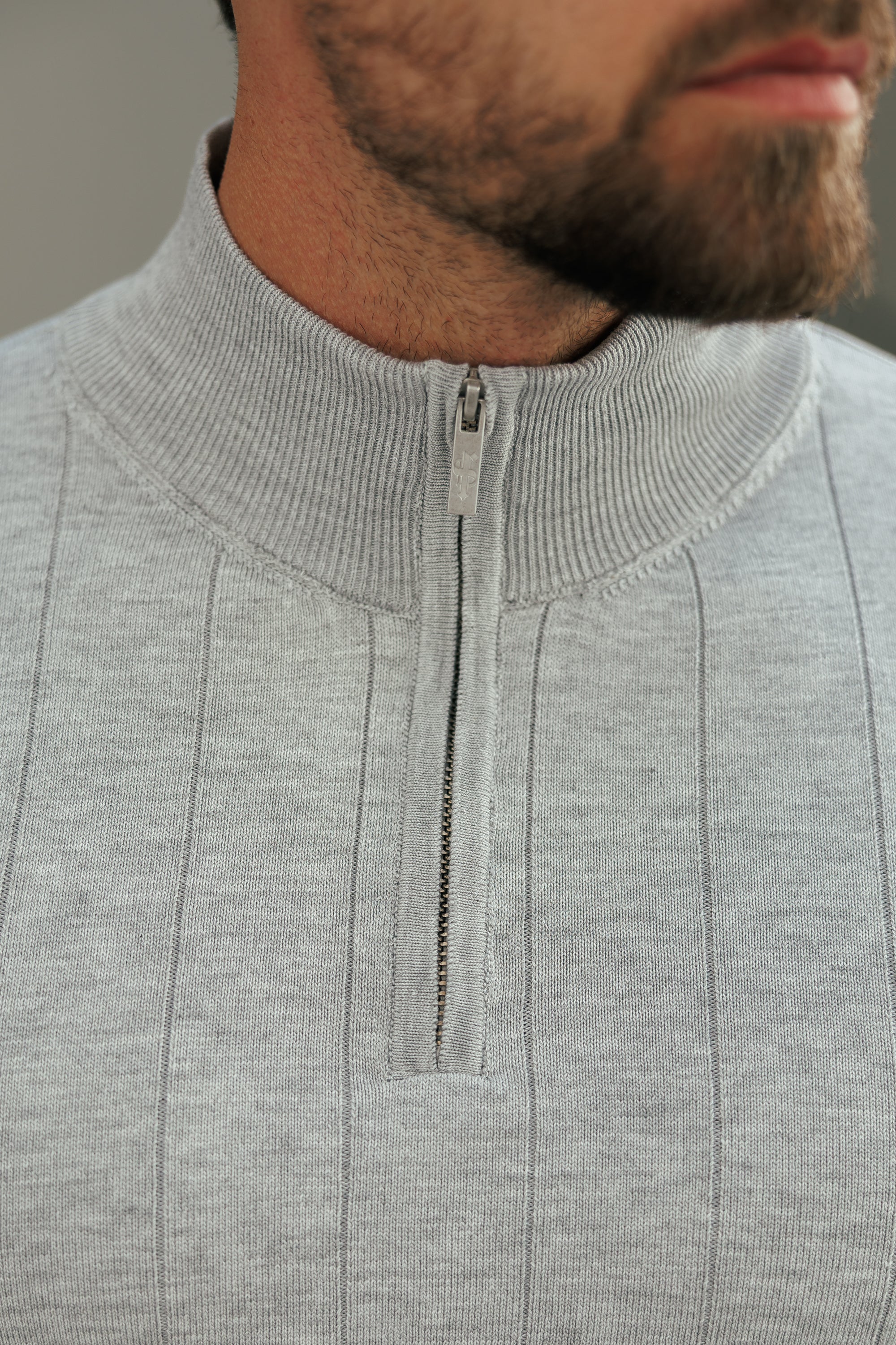 Gestreifter Strickpullover mit 1/4-Reißverschluss und Stehkragen, silbergrau, langärmlig - FSR051