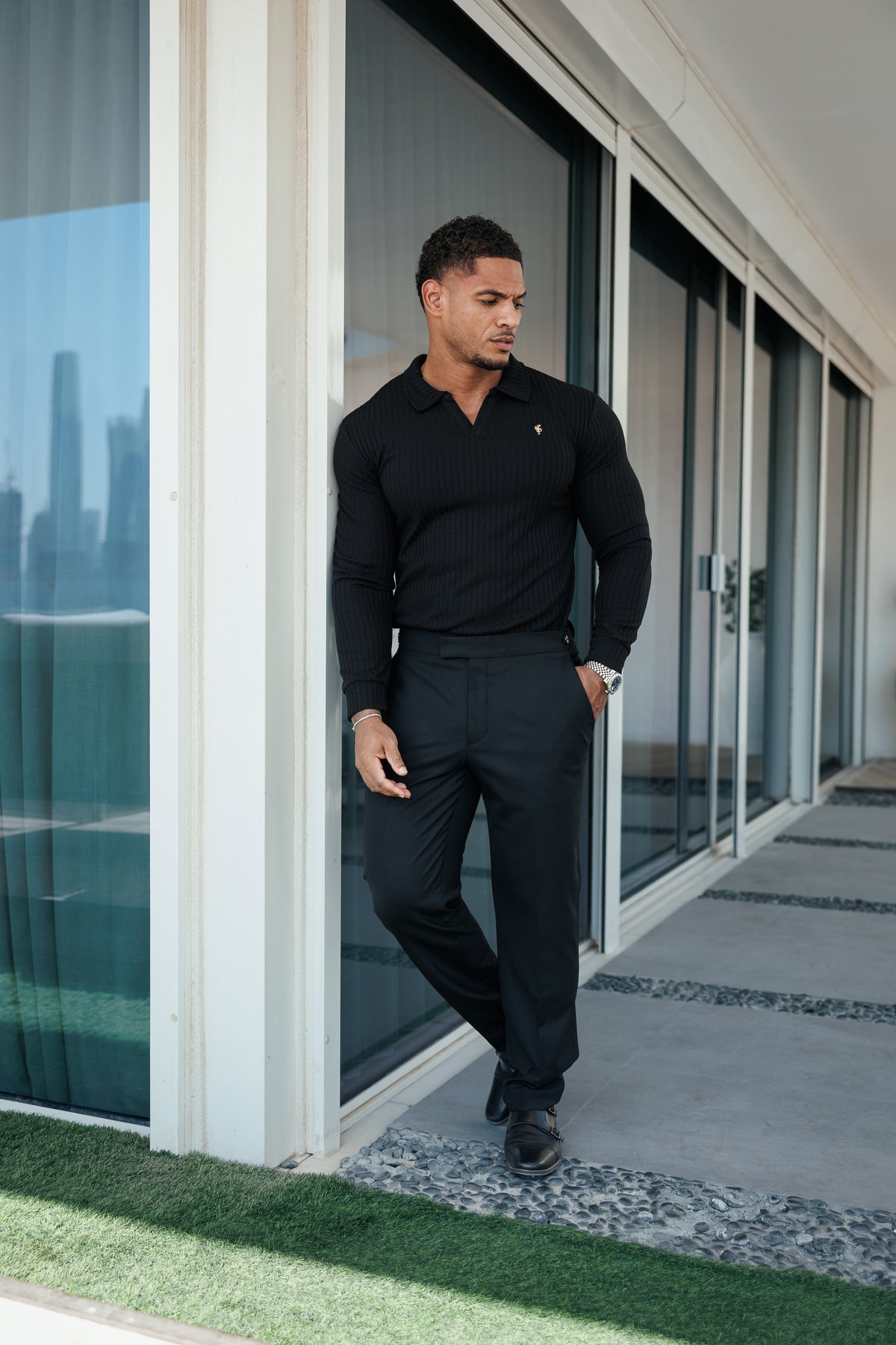 Schwarzes/goldenes Poloshirt mit geripptem Revers-Logo und geripptem Metalleinsatz, langärmlig - FSH1429