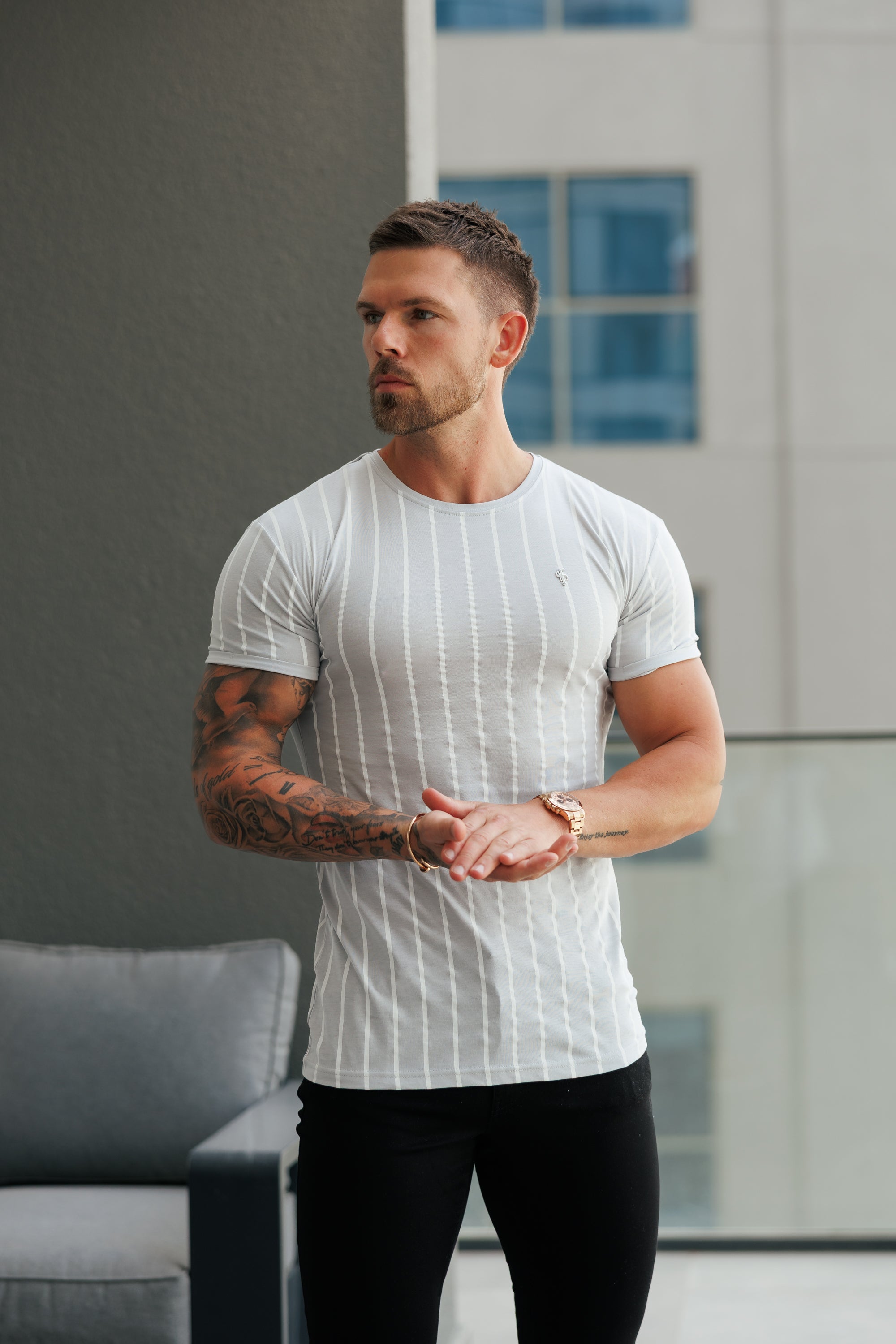 Bedrucktes, hellgrau/weiß gestreiftes, tailliertes T-Shirt - FSH1172