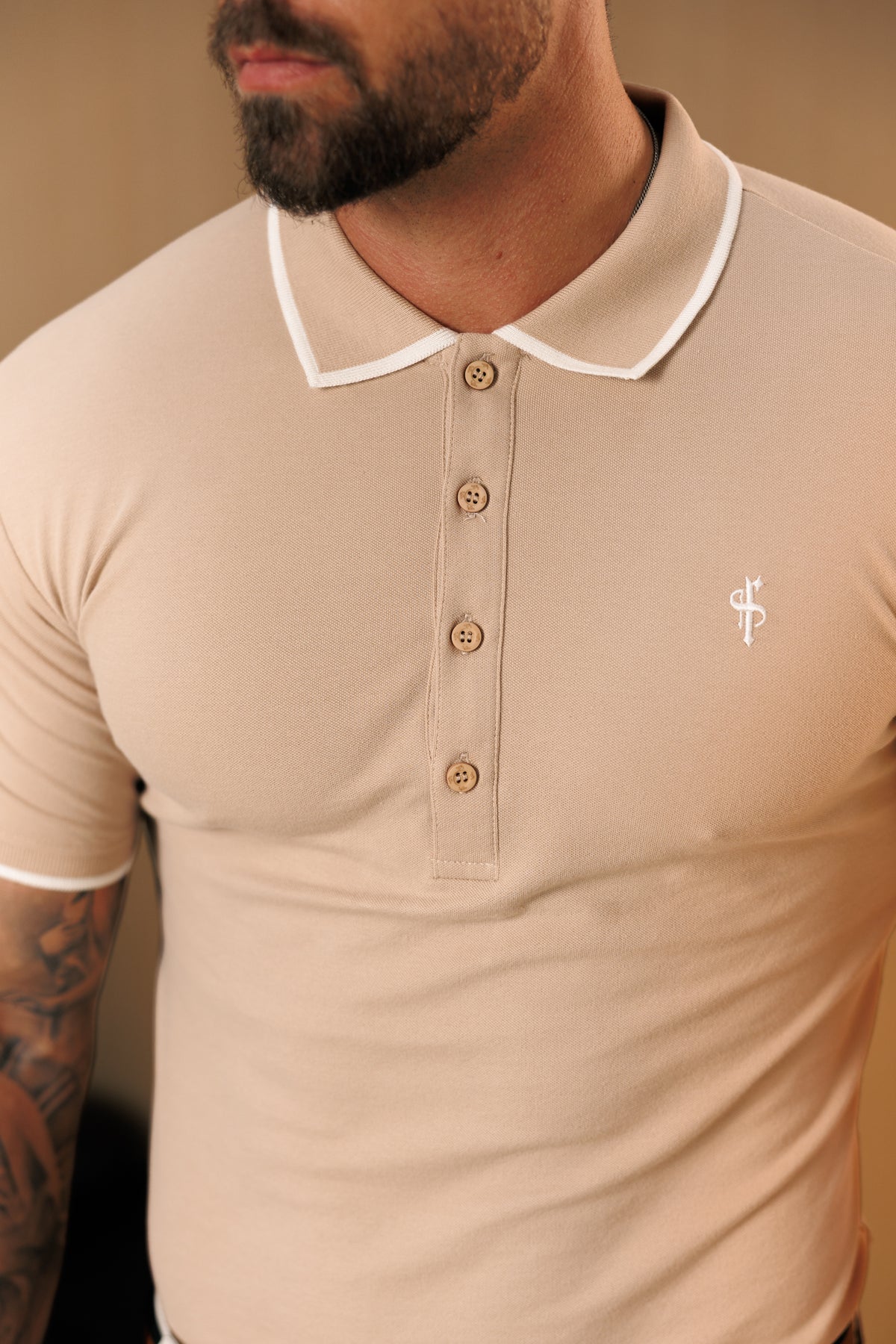 Beige / weißes Poloshirt mit Kontrastkragen und Ärmeln - FSH1672