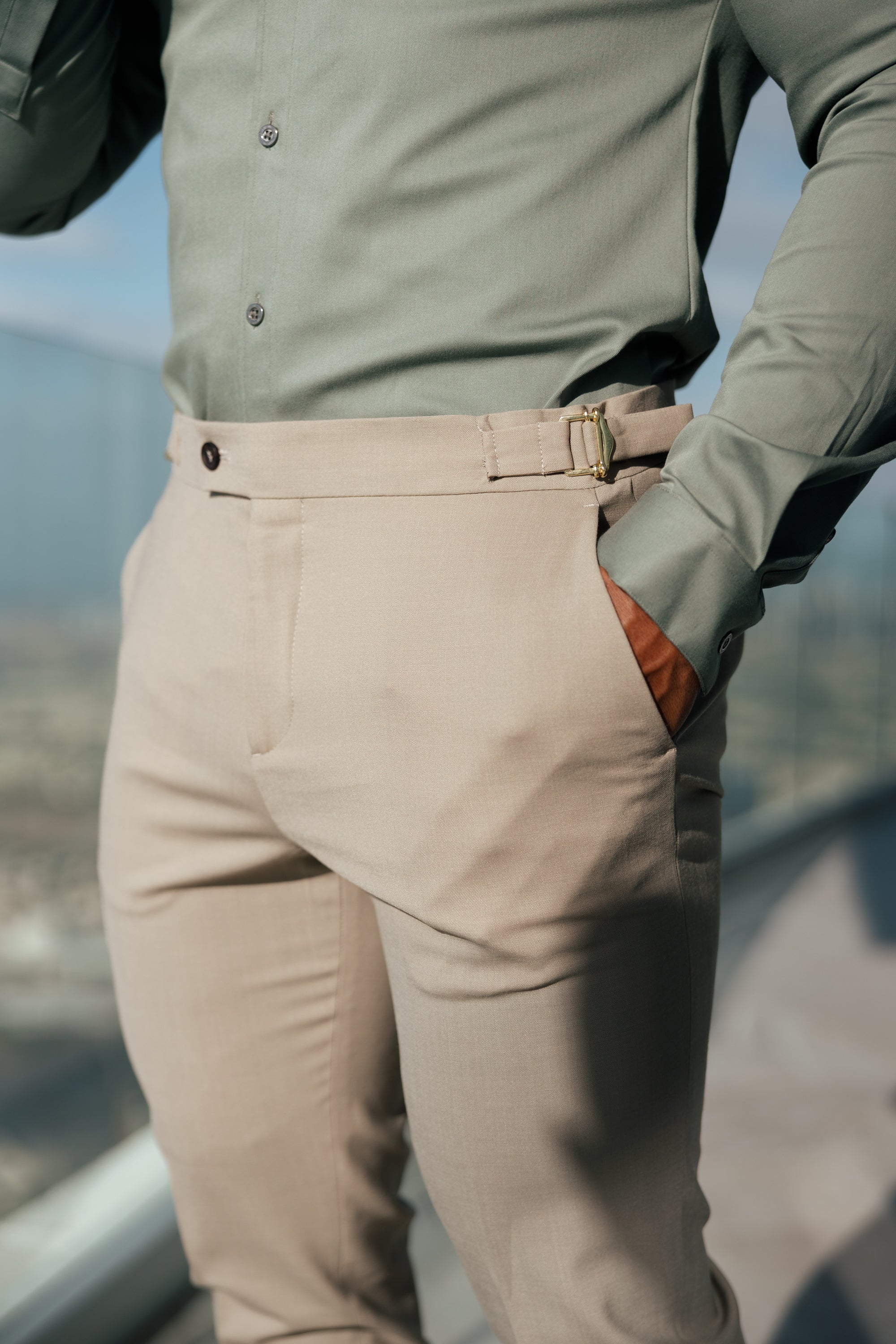 Schmale, elegante beige Stretchhose mit goldenen Taillenverstellern - FST017