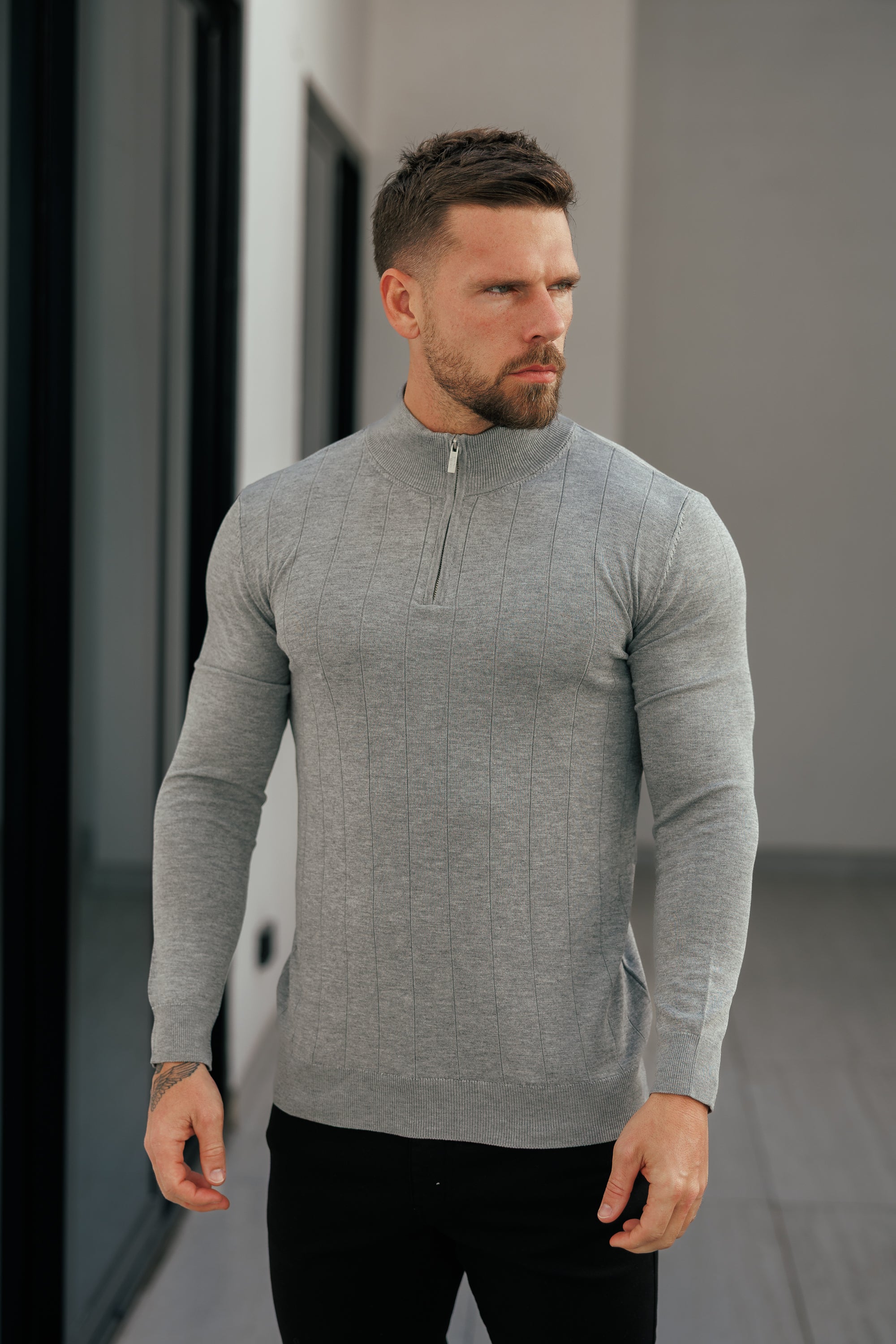 Selbstgestreifter Strickpullover mit 1/4-Reißverschluss und Stehkragen, hellgrau, langärmlig - FSR053