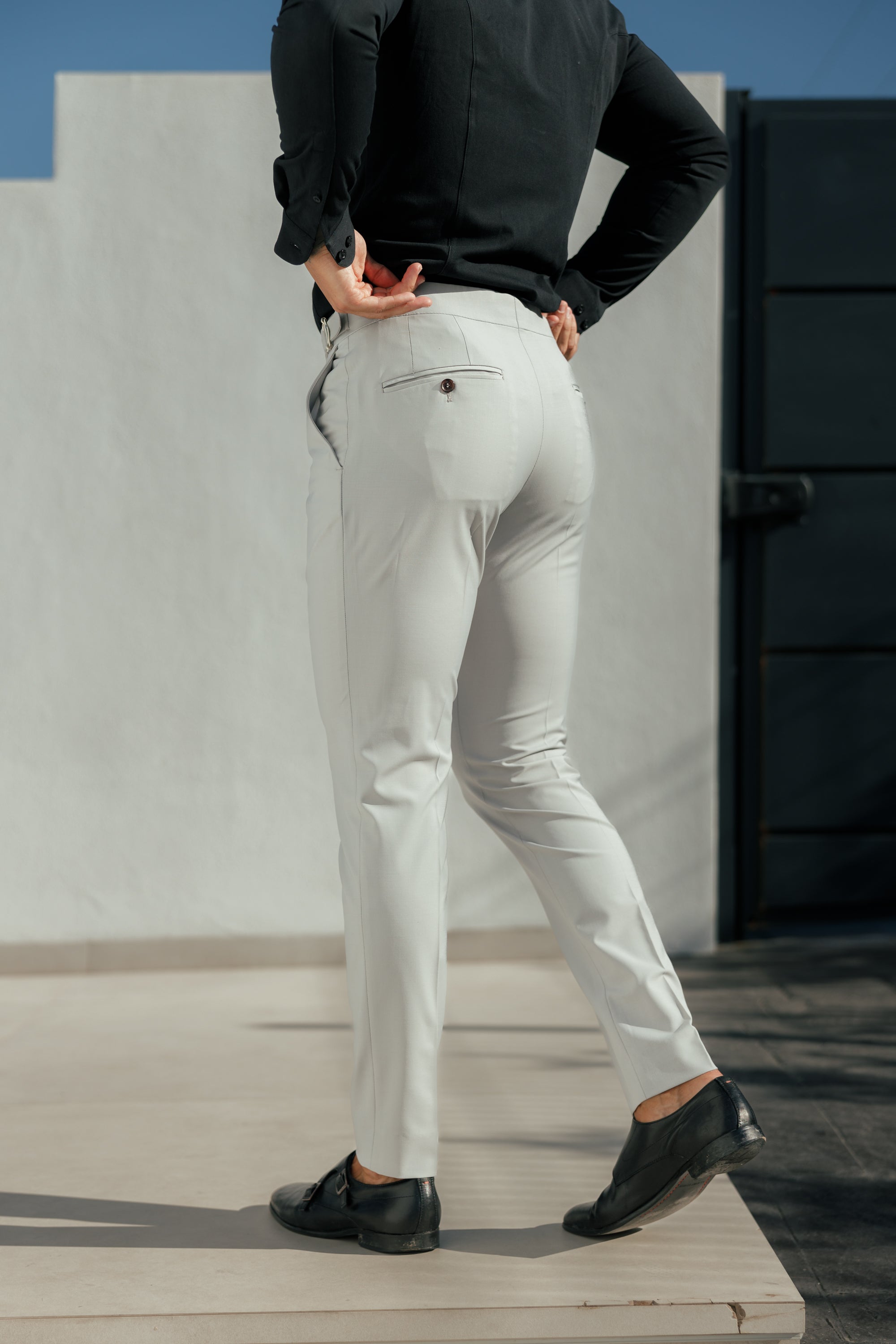 Schmale, elegante Stretchhose in Steinfarbe mit seitlichen Verstellmöglichkeiten - FST028