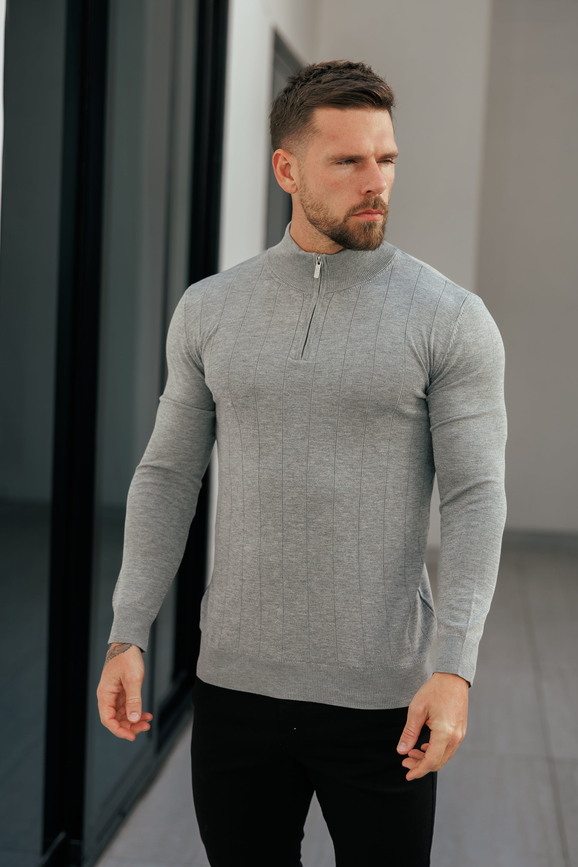 Selbstgestreifter Strickpullover mit 1/4-Reißverschluss und Stehkragen, hellgrau, langärmlig - FSR053