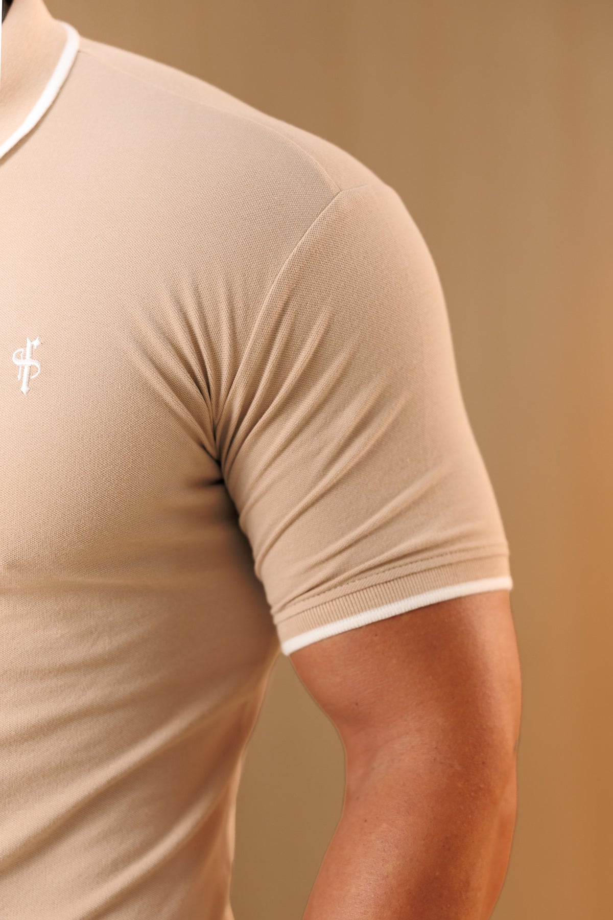 Beige / weißes Poloshirt mit Kontrastkragen und Ärmeln - FSH1672