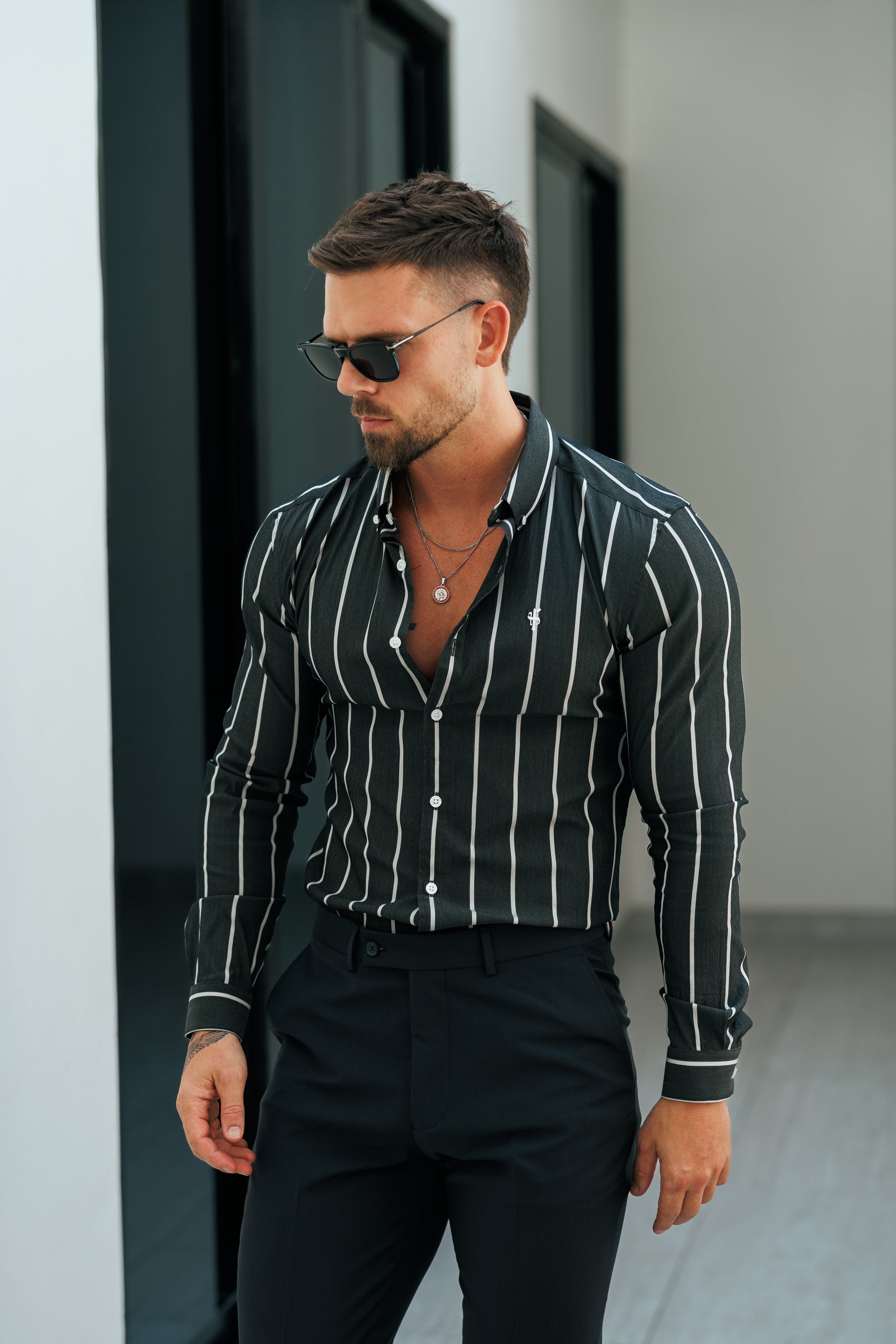 Super Slim Stretch Langarmshirt mit breiten Streifen in Anthrazit/Weiß und Button-Down-Kragen - FS1224