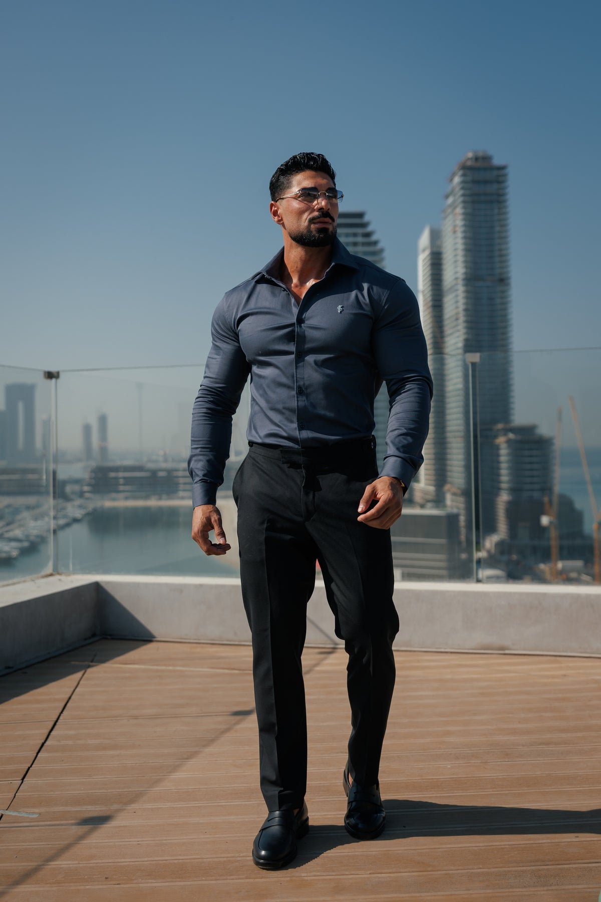 Super Slim Stretch-Denim-Hemd in Gunpowder mit langen Ärmeln, silbernem Metalldekor und Haifischkragen - FS1315
