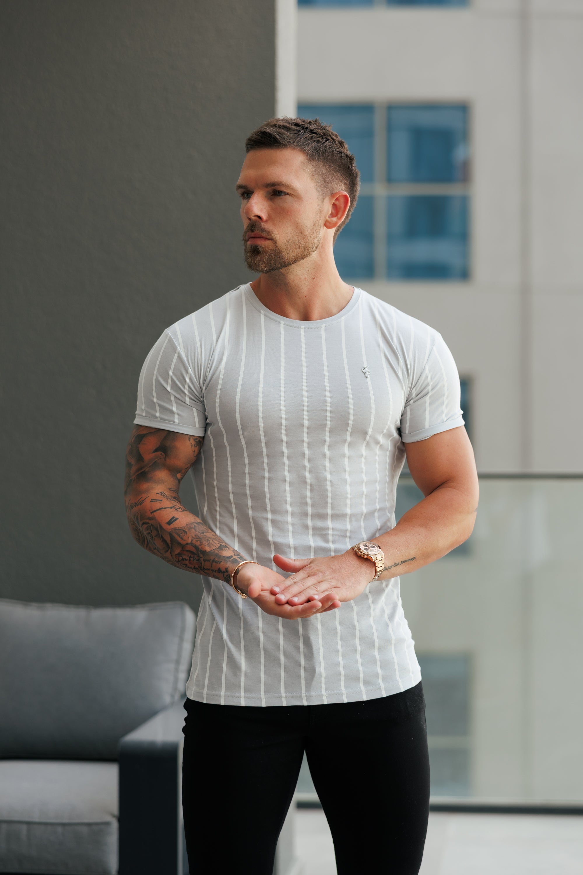 Bedrucktes, hellgrau/weiß gestreiftes, tailliertes T-Shirt - FSH1172