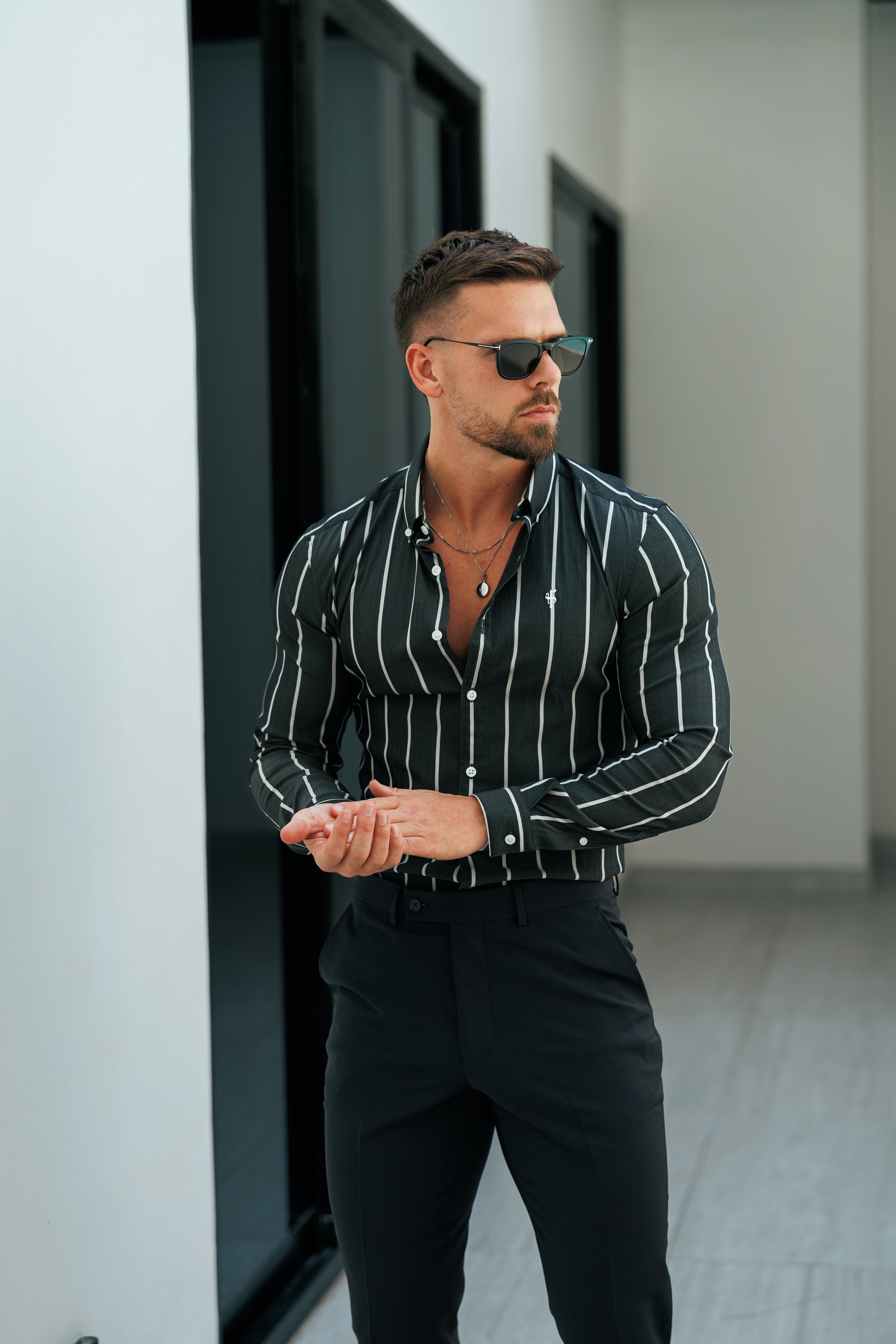 Super Slim Stretch Langarmshirt mit breiten Streifen in Anthrazit/Weiß und Button-Down-Kragen - FS1224