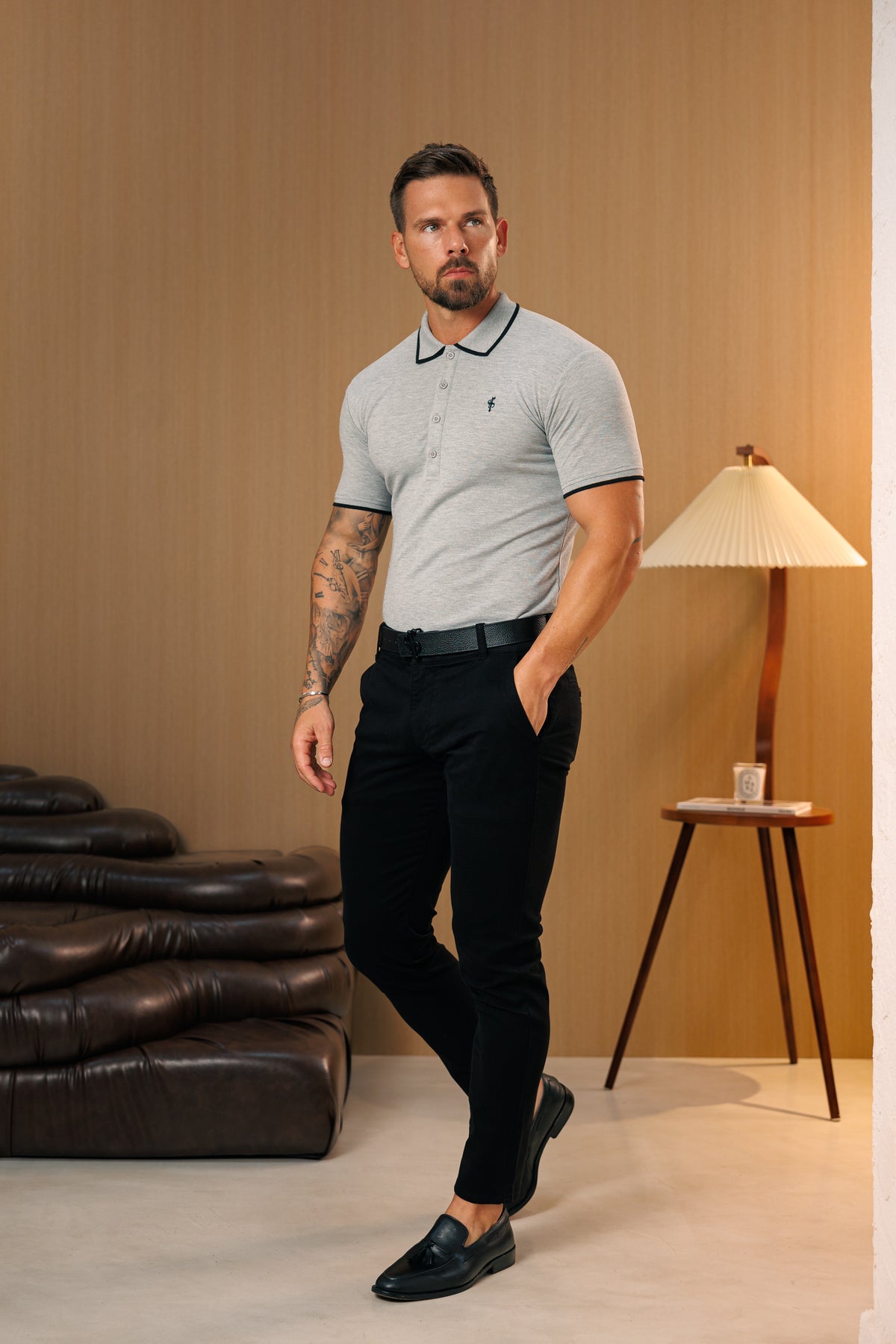 Hellgraues / schwarzes Poloshirt mit kontrastierendem Kragen und Ärmeln – FSH1674
